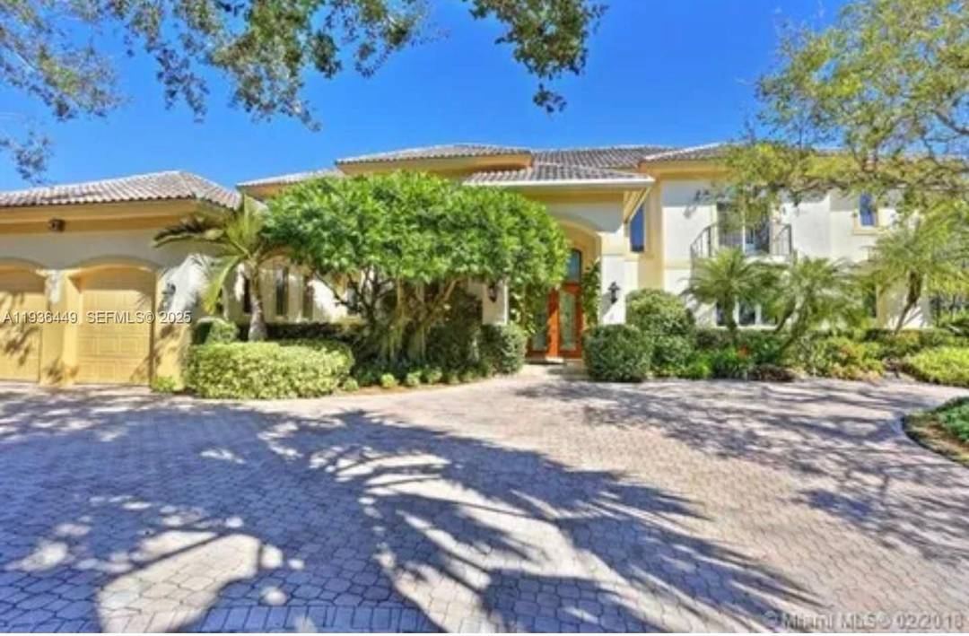 PRIVATE OLD CUTLER OAKS ENCLAVE Completely Renovated in 2025 Timeless Elegance in an Exclusive Gated Setting A stately custom residence tucked within Private Old Cutler Oaks, an intimate, gated enclave ...