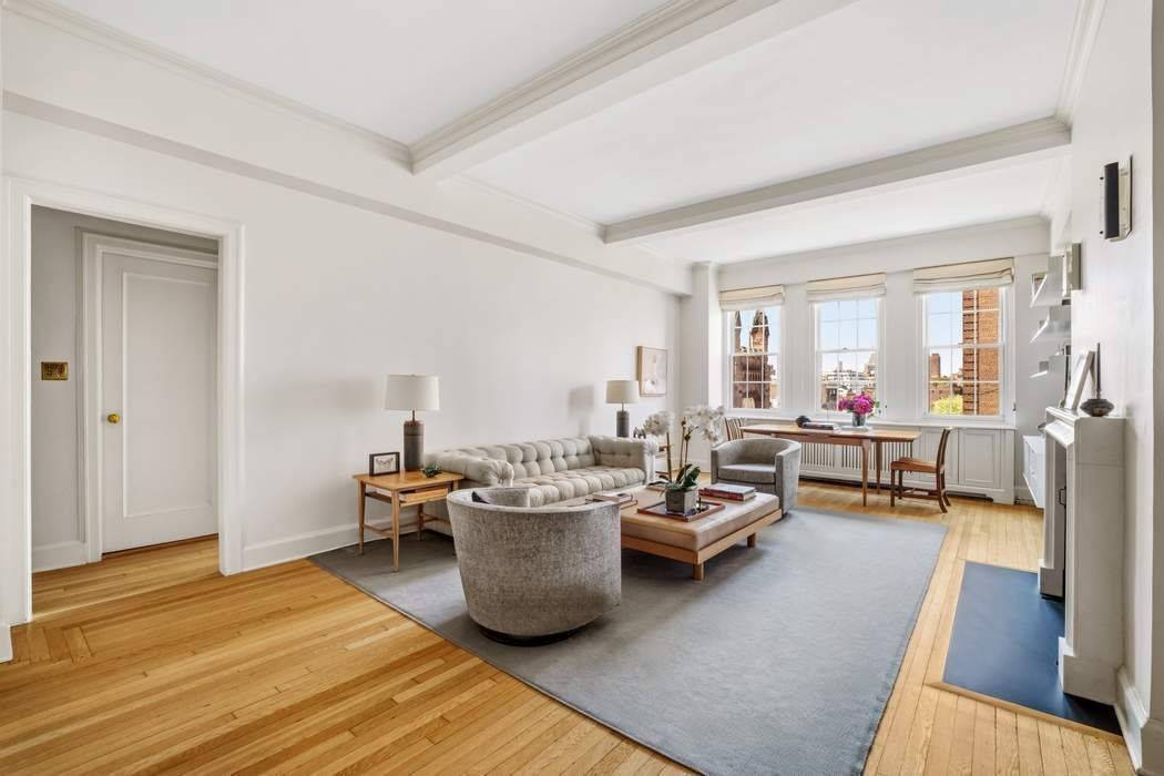 Located on Greenwich Village s coveted Gold Coast, this elegant one bedroom residence at 39 Fifth Avenue sits within one of the neighborhood s most distinguished prewar cooperatives, designed by ...