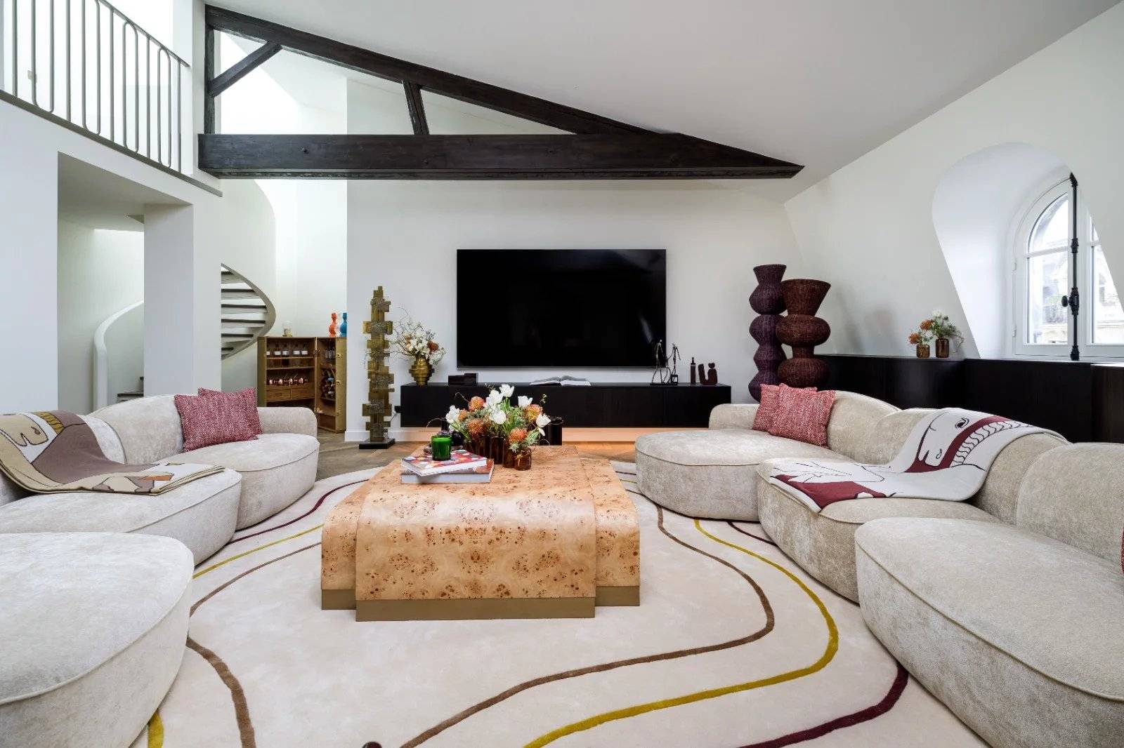 Paris XVI – Avenue Raymond Poincaré – Exceptionally renovated apartment