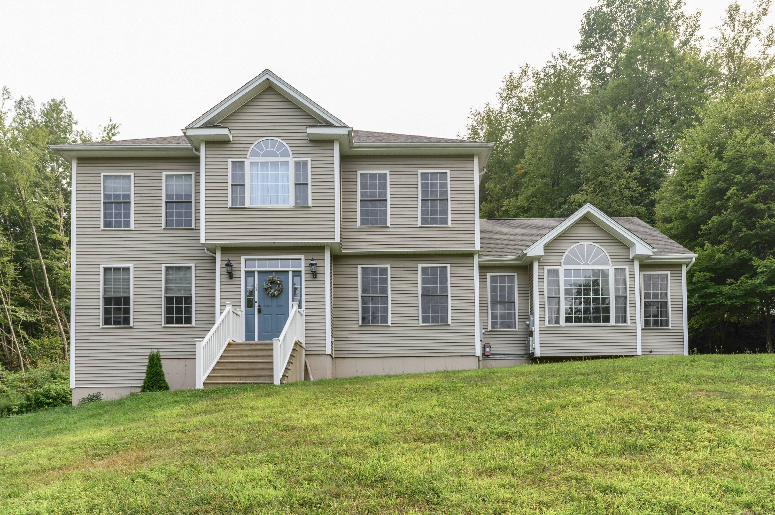 This approximately 2, 800 sqft.
