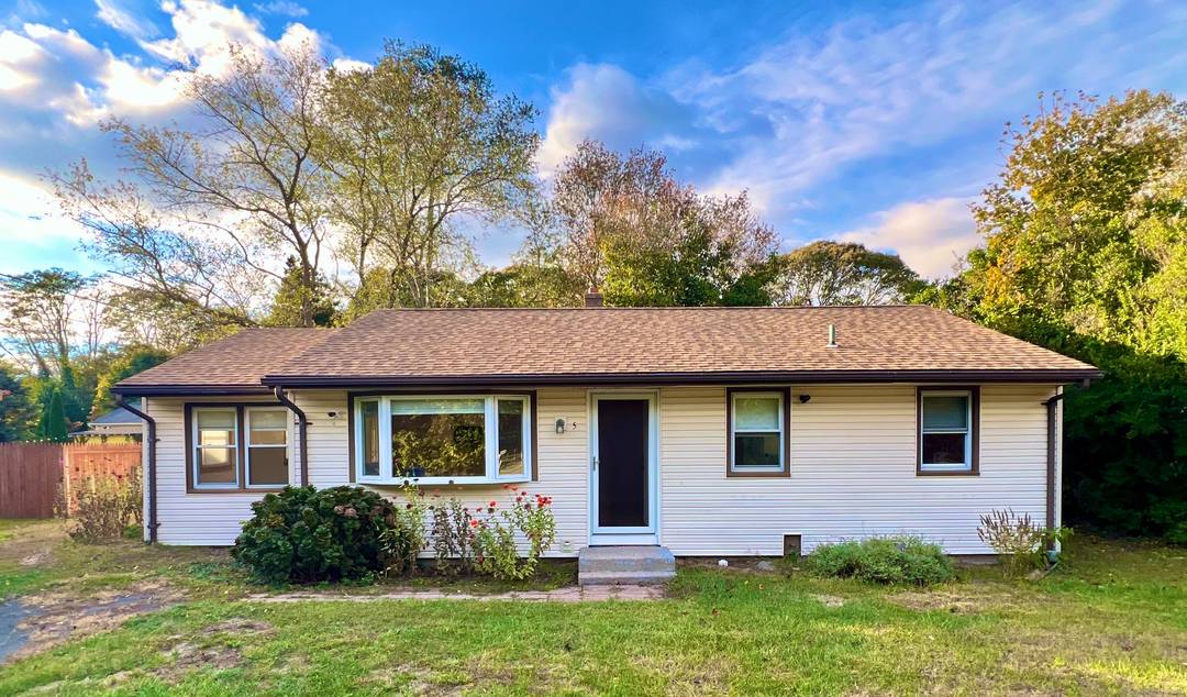 Welcome to this well maintained rambler ranch offering comfortable one level living in beautiful Old Saybrook.