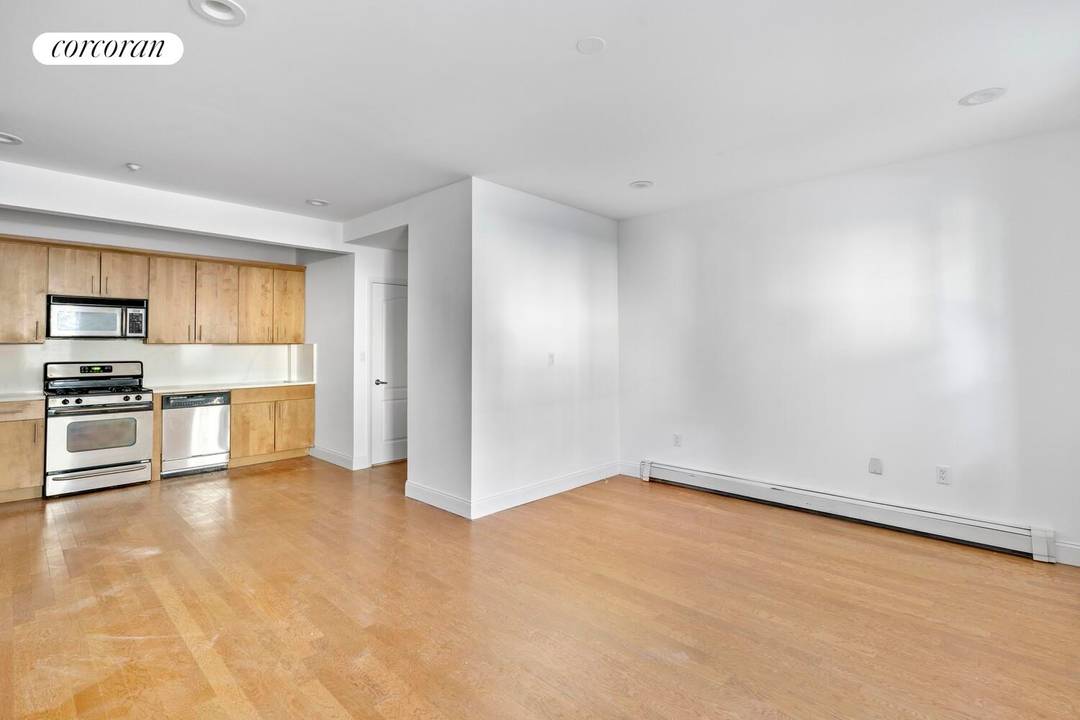 Bright, Oversized Alcove Studio in the Heart of Clinton Hill Welcome to this beautifully proportioned alcove studio in one of Brooklyn's most sought after neighborhoods.
