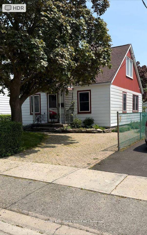 This prime Queen Street Corridor location offers a huge lot measuring 40.