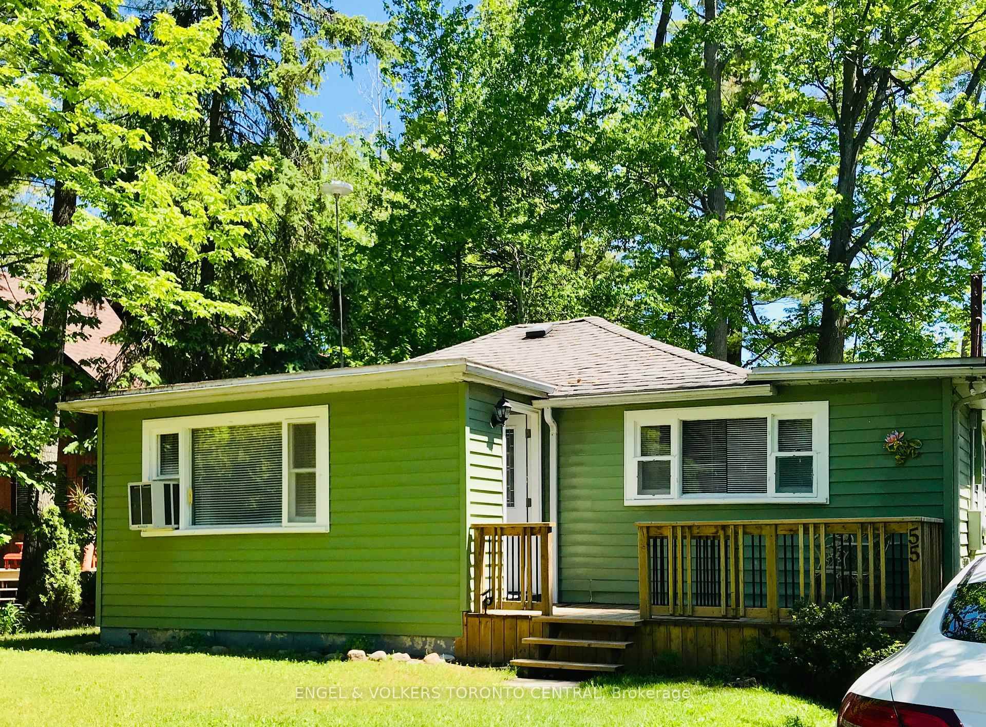 This charming four season cottage in Wasaga Beach is your perfect getaway, just a 5 minute walk to the beautiful beach and a 30 minute drive to Blue Mountain.