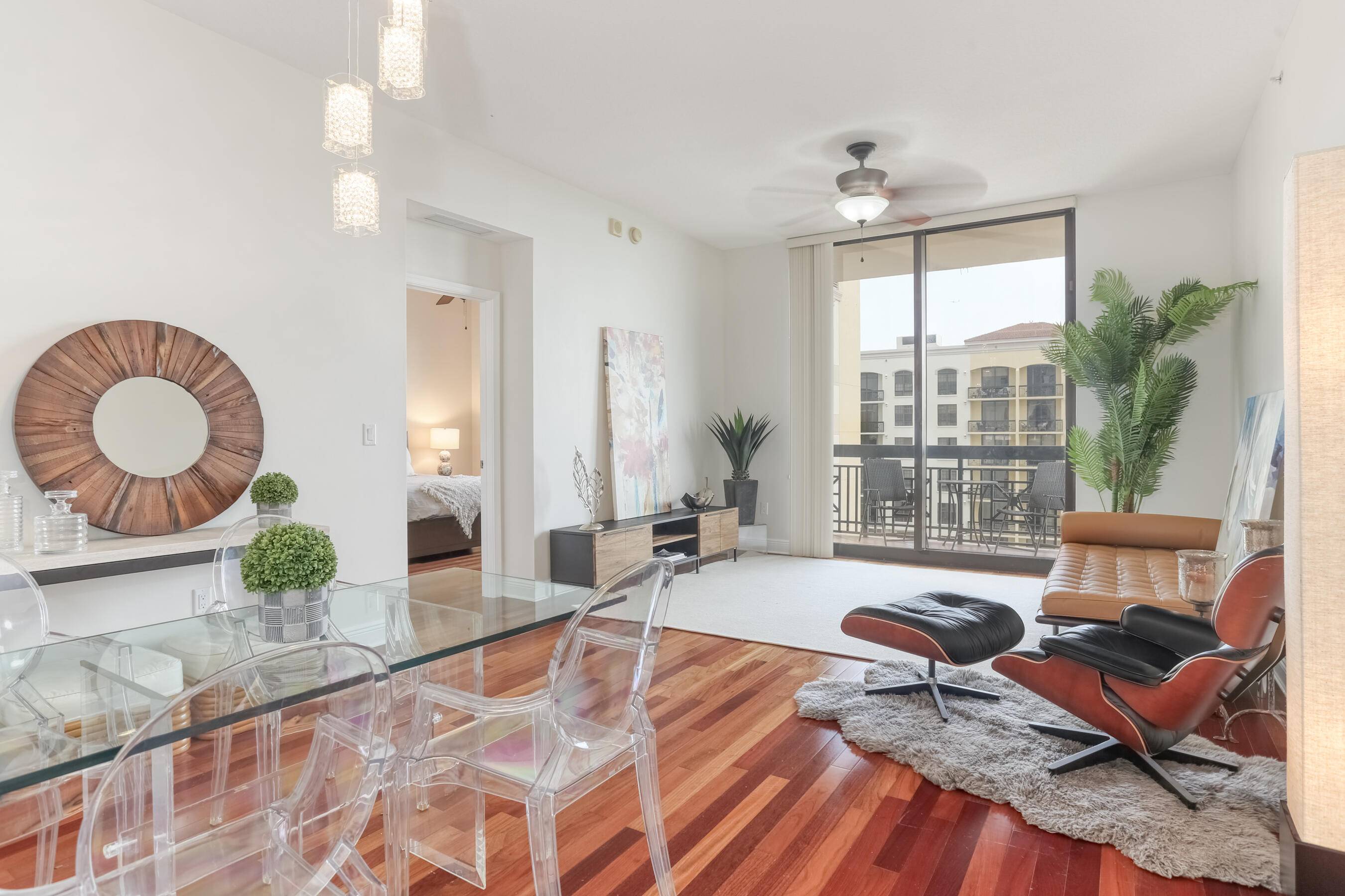 Fantastic Two City Plaza Residence offers 2 bedrooms 2 baths with DEN !