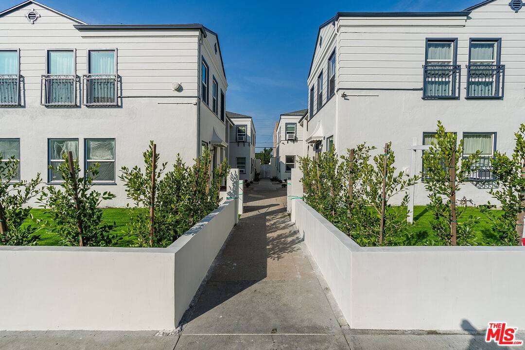 837 N Alfred St 1BR Hollywood Hills East La