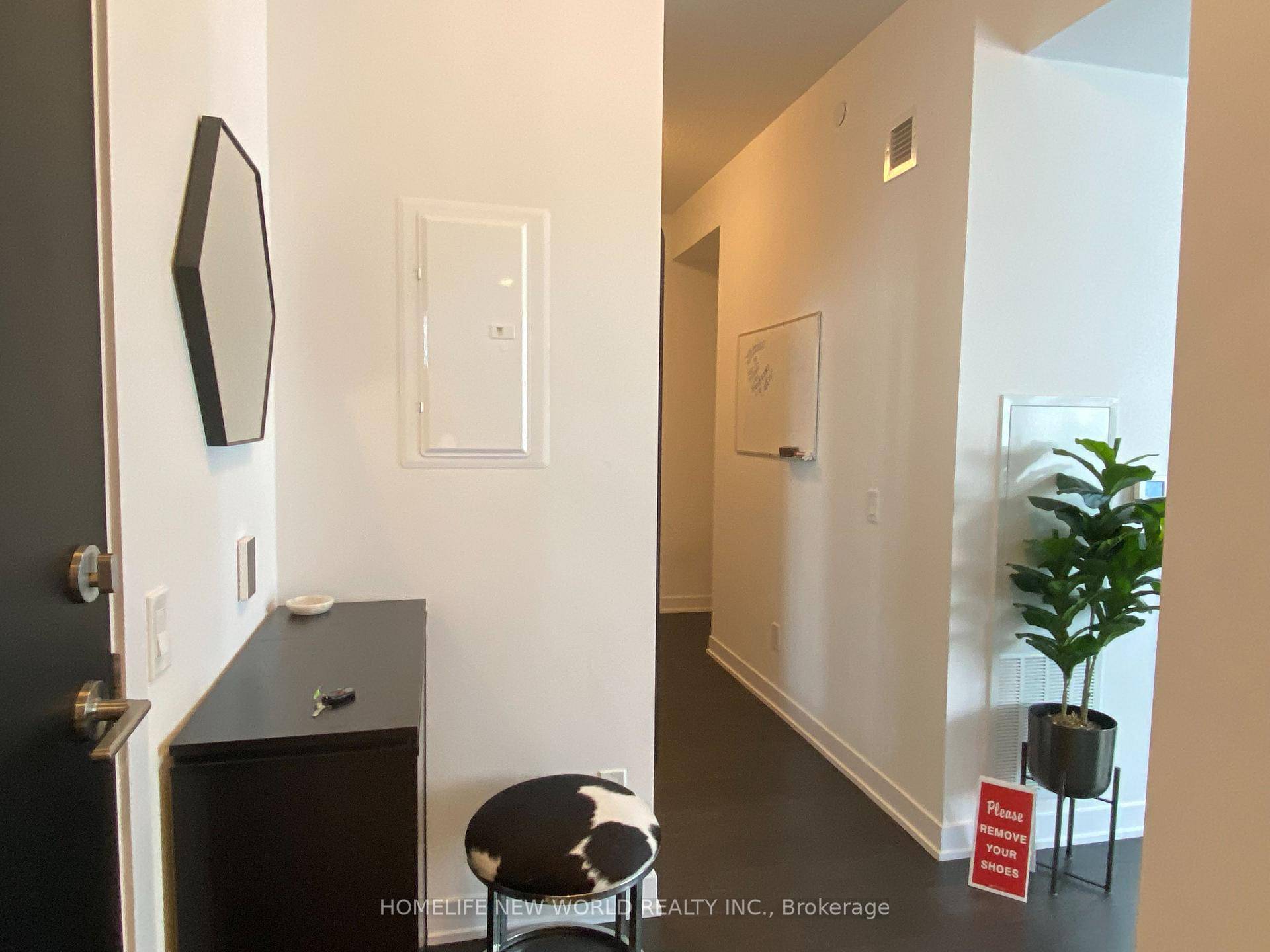 Furnished Luxurious 1 Bedroom Den Unit With 576Sq Balcony, Fantastic Layout With Open Concept Living Dining Kitchen Area Located In The Heart Of The Entertainment District, Close To Financial District, ...