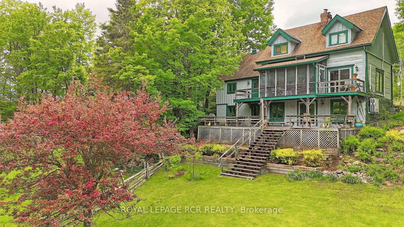 Quiet log cabin backing onto the Noisy River only minutes to Creemore, skiing and golf.