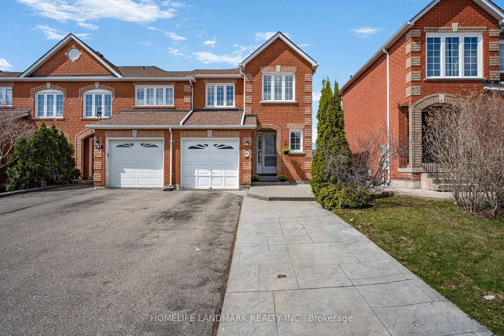 Absolutely stunning end unit townhome, perfect for FIRST TIME BUYERS, Families or INVESTOR !