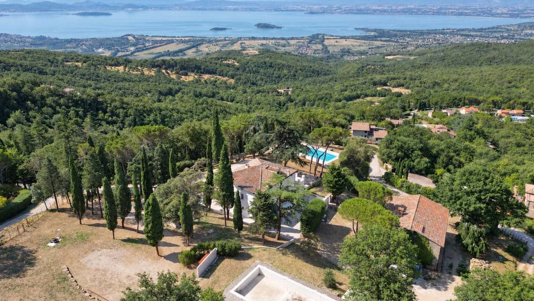 Magnificent 875 m² property in Lisciano Niccone, two buildings, park, pool, and panoramic views of Lake Trasimeno.