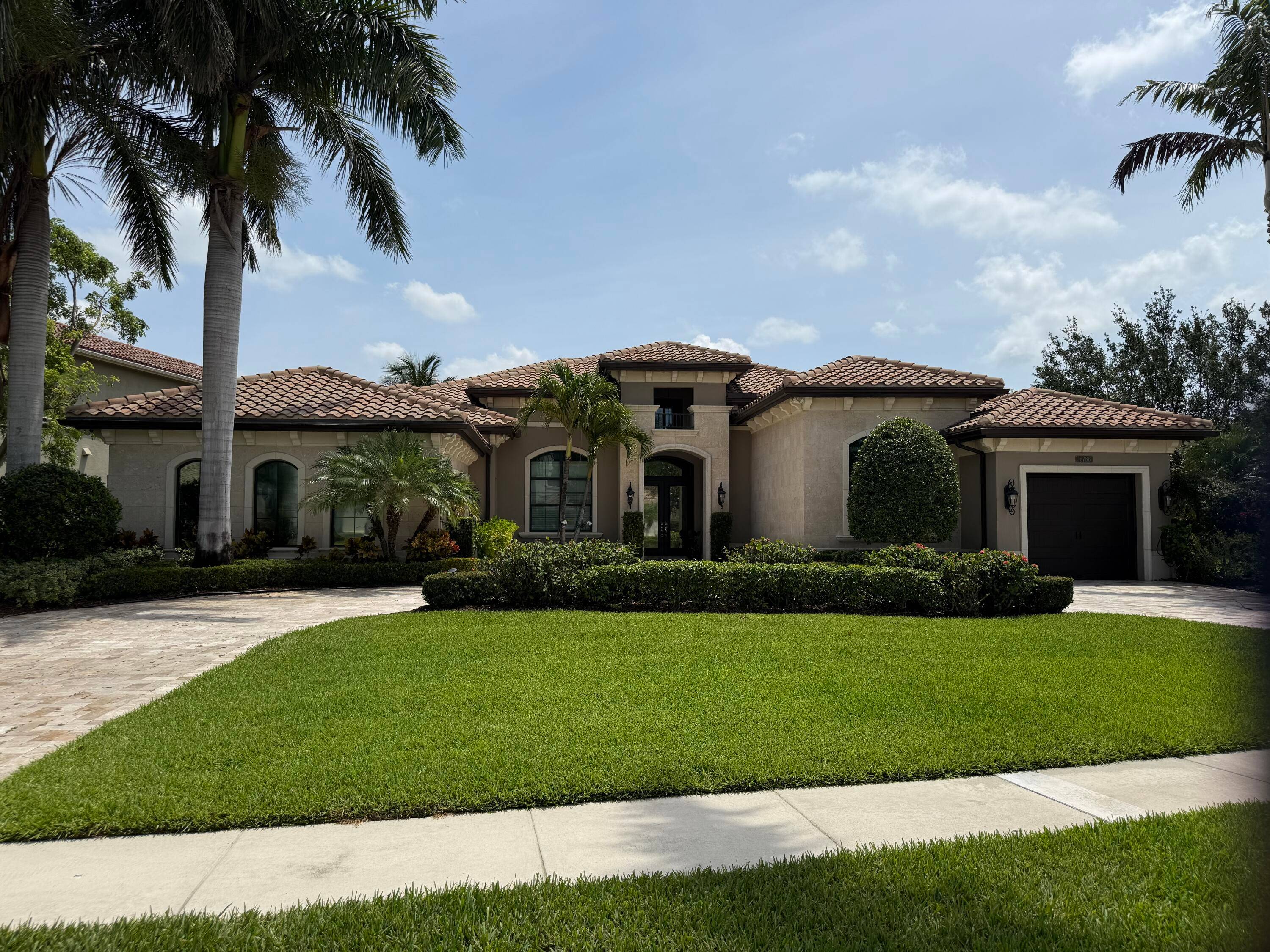 THIS HOUSE SHOWS LIKE A MODEL !