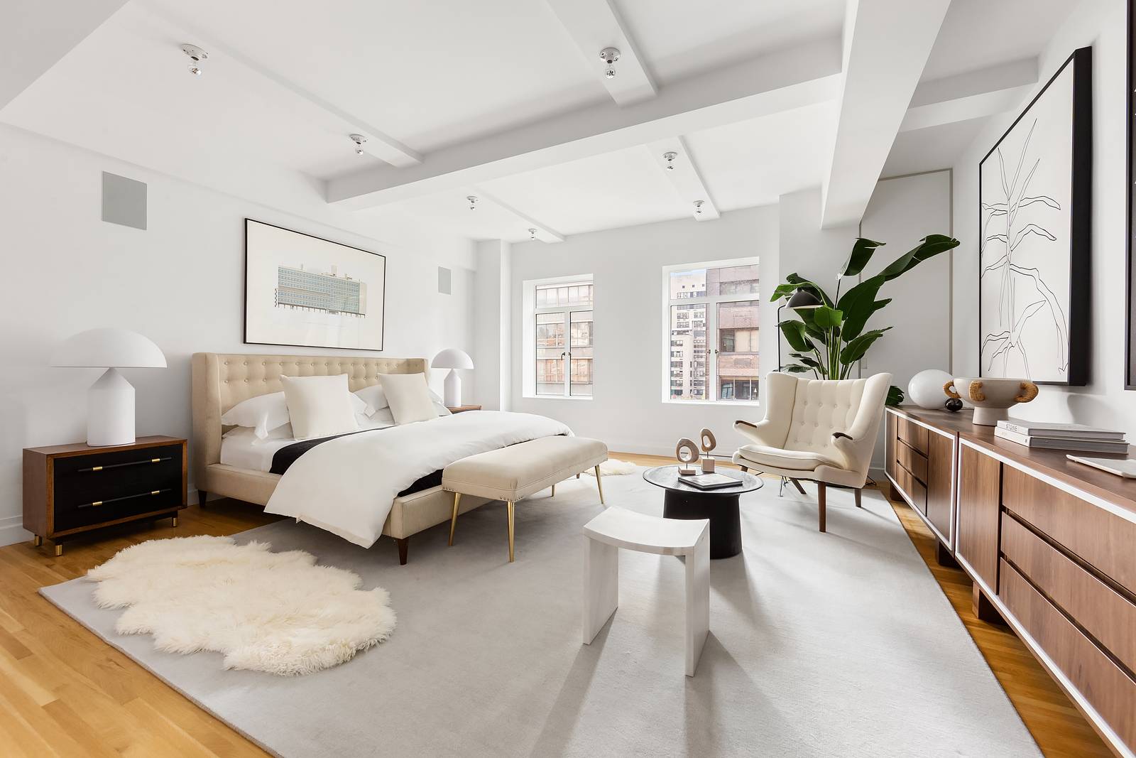 Enjoy optimal luxury and a distinguished lifestyle on New York City's most exclusive residential corridor, coveted Park Avenue.