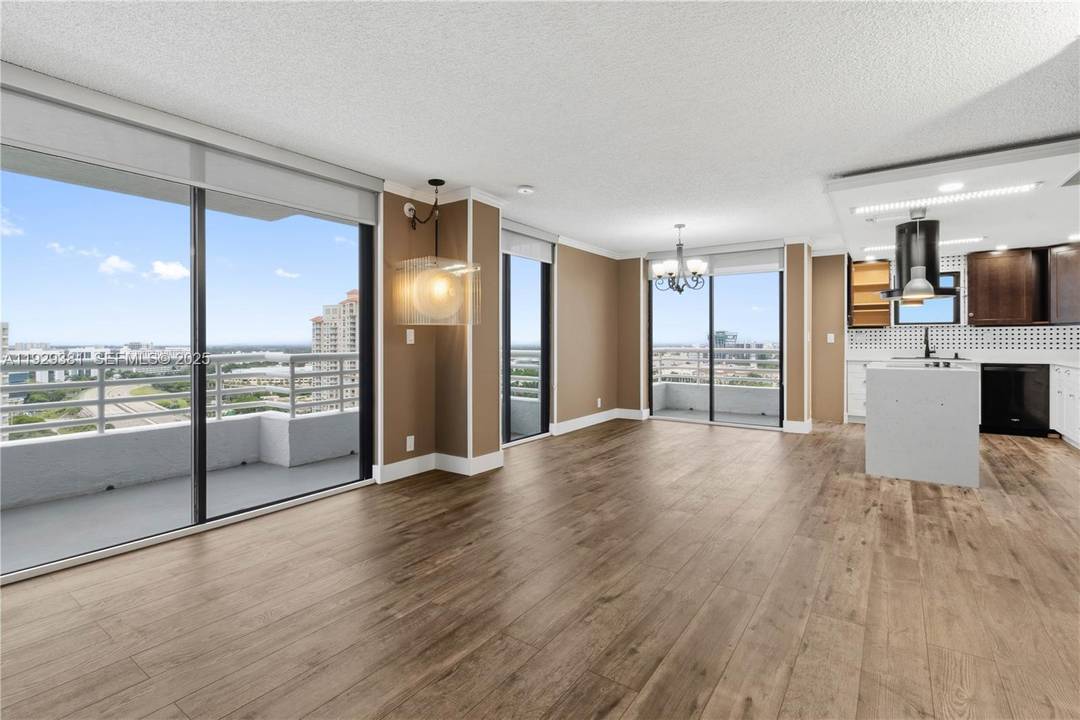Spacious Lower Penthouse residence located in the heart of Aventura, directly across from Aventura Mall.