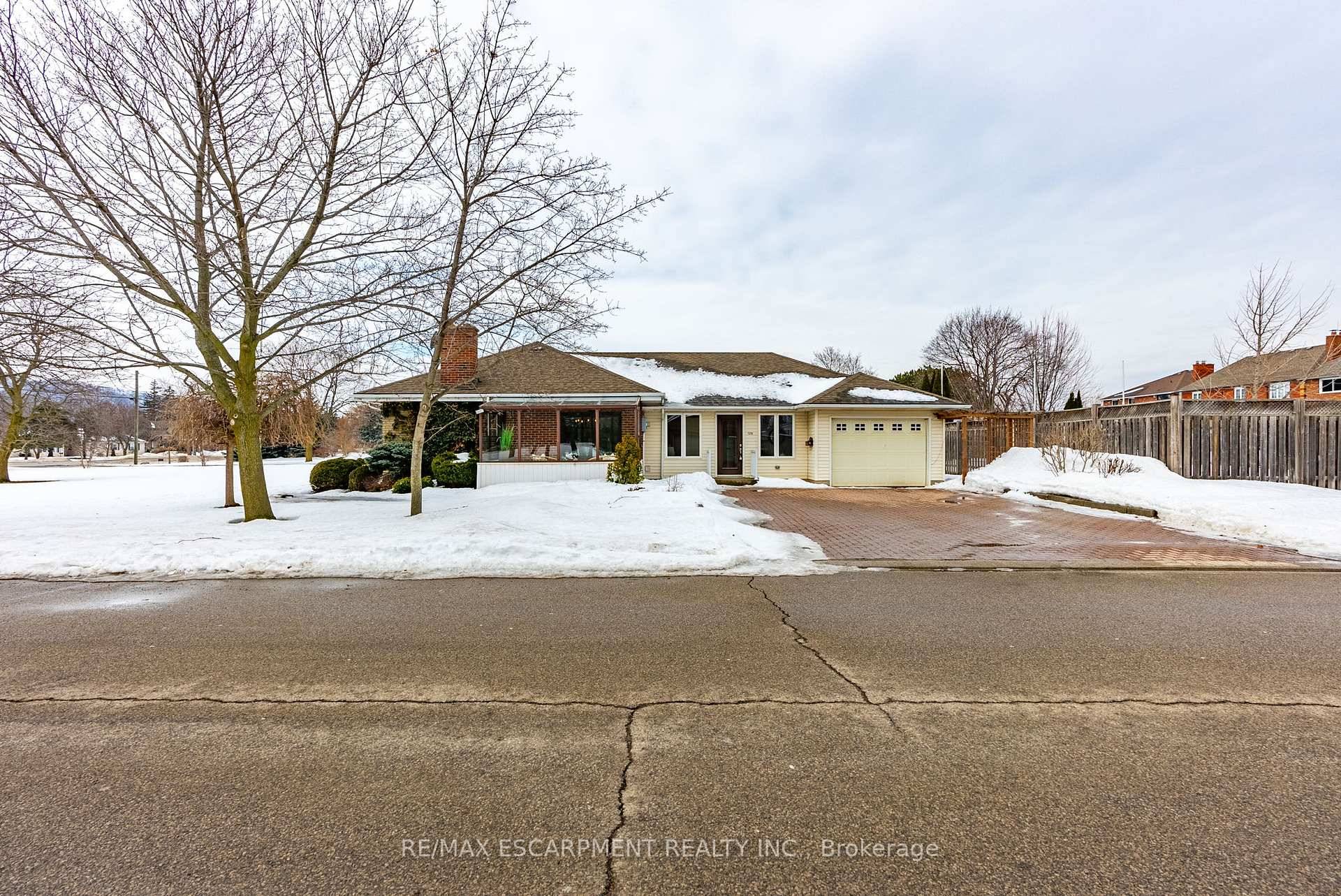 Charming Bungalow in Stoney Creek A True Gem !