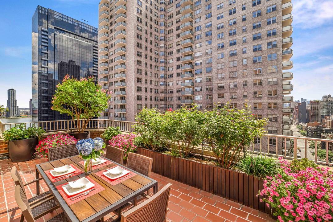 Welcome to Residence 19F at The Hamilton, a beautifully renovated 2 bedroom, 2.