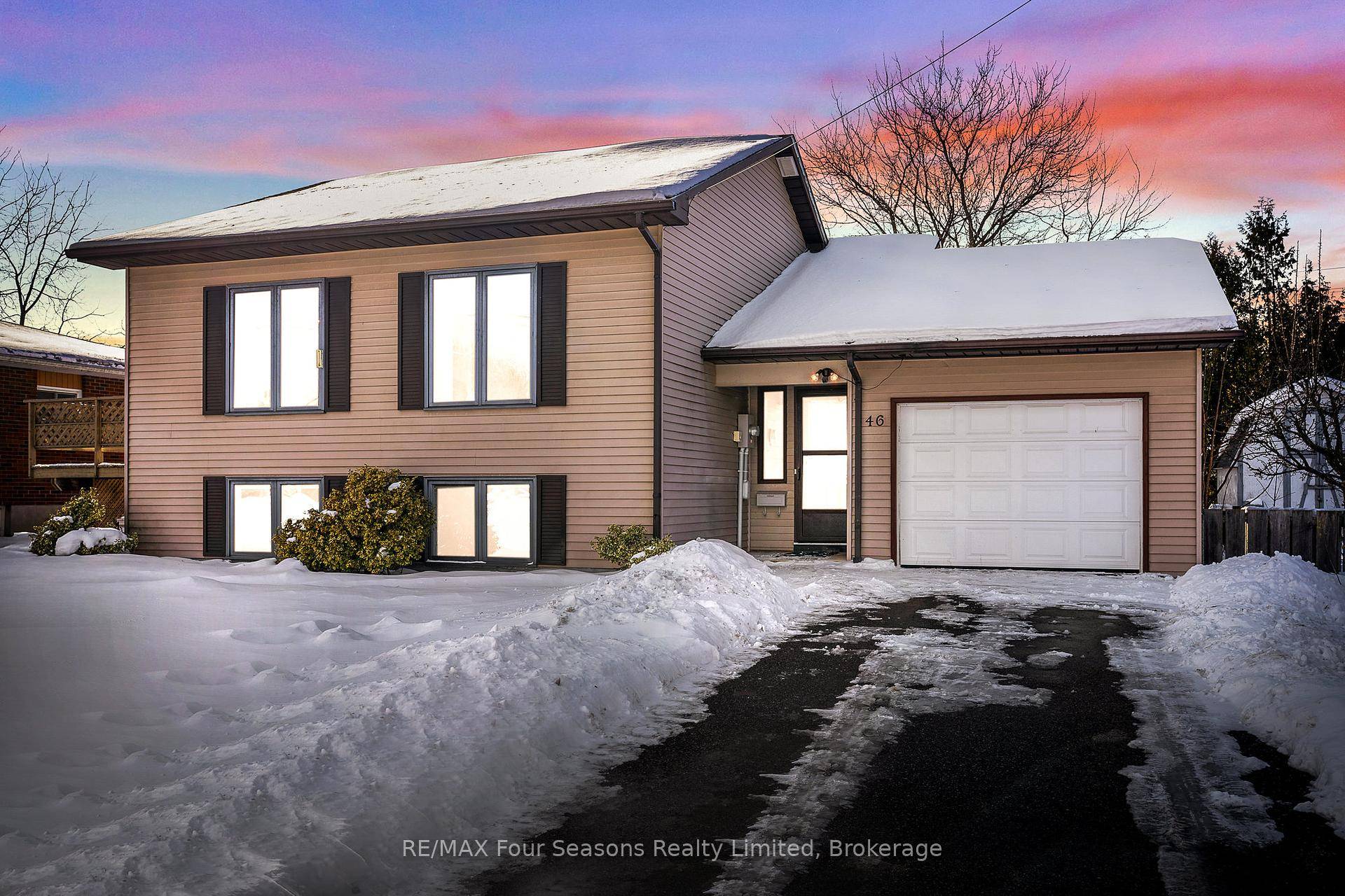 Fantastic Location ! ! Welcome to 46 East Street A Cozy, Move In Ready Bungalow !