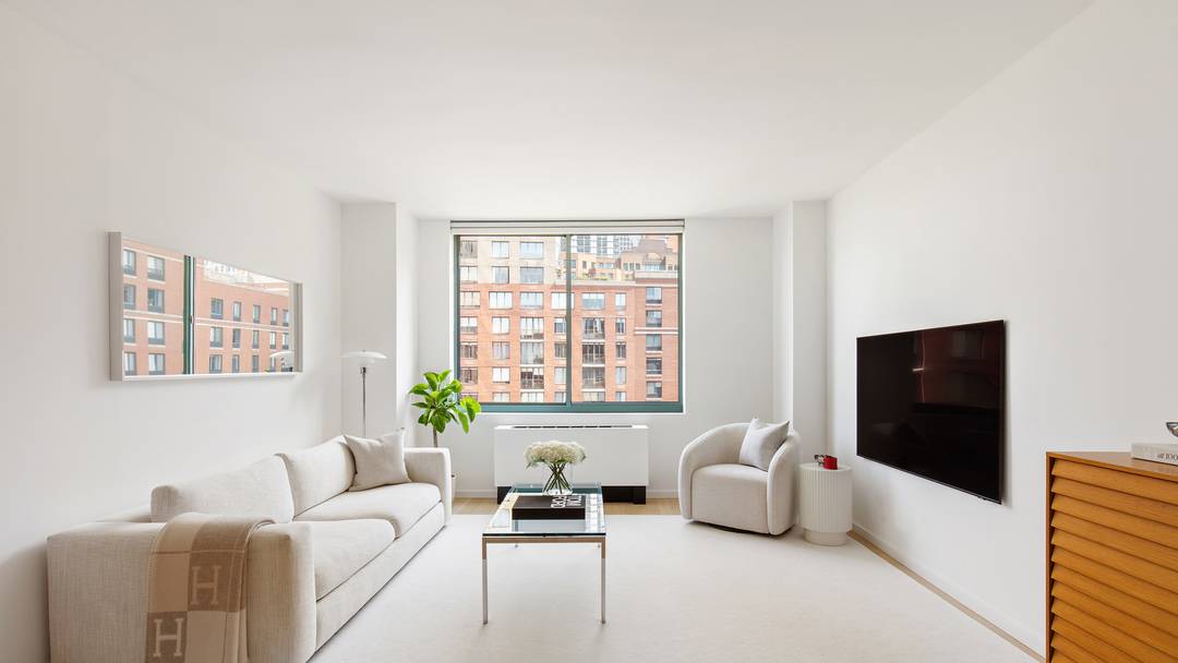 A TIMELESSLY RENOVATED 1 BEDROOM 1.