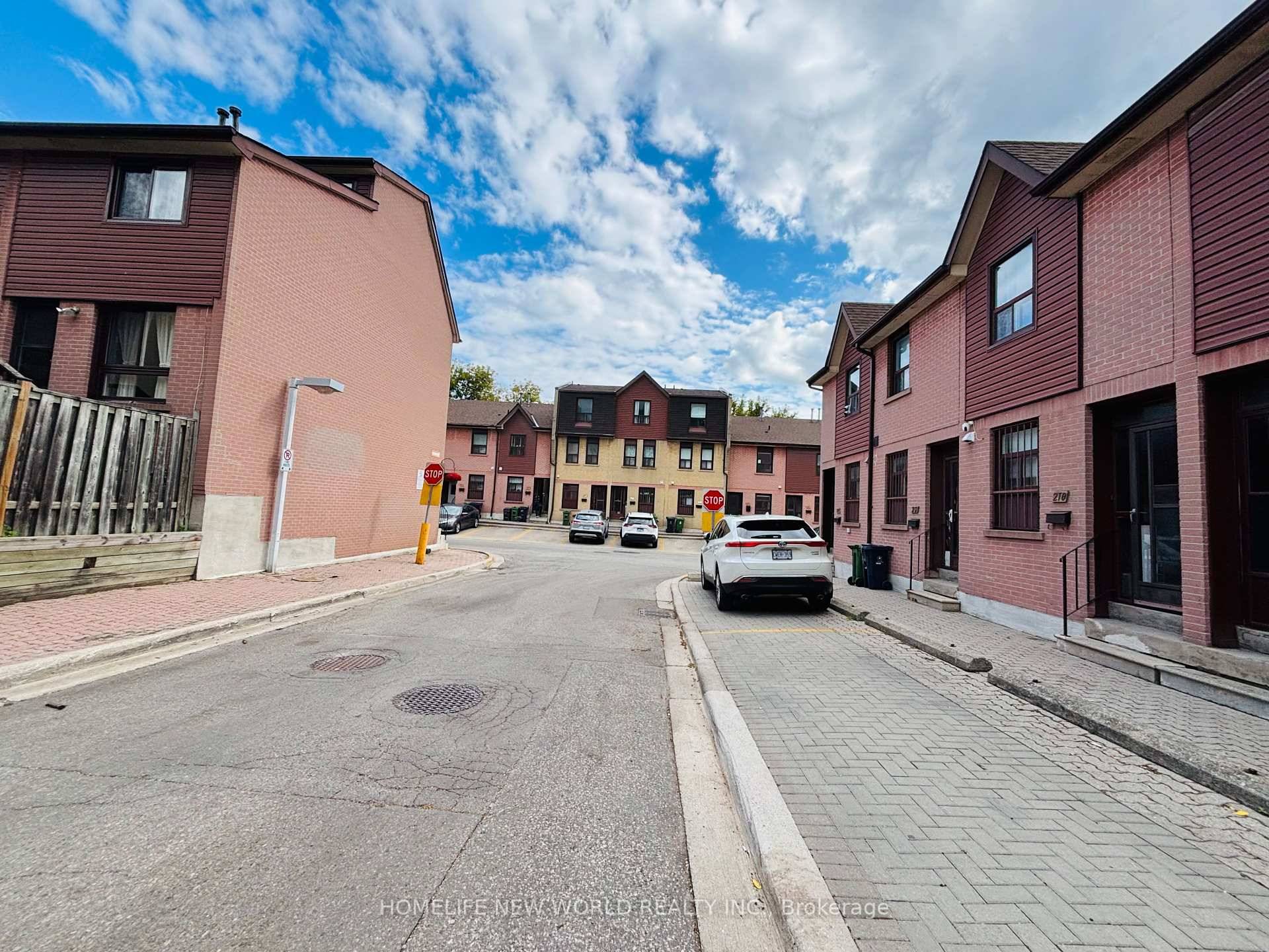 Well maintained 3 Bedrooms, 2 fully baths Condo Townhouse Is Located Minutes Away From Downtown Toronto, Close To All Amenities, Easy Access To 24Hr Street Car.