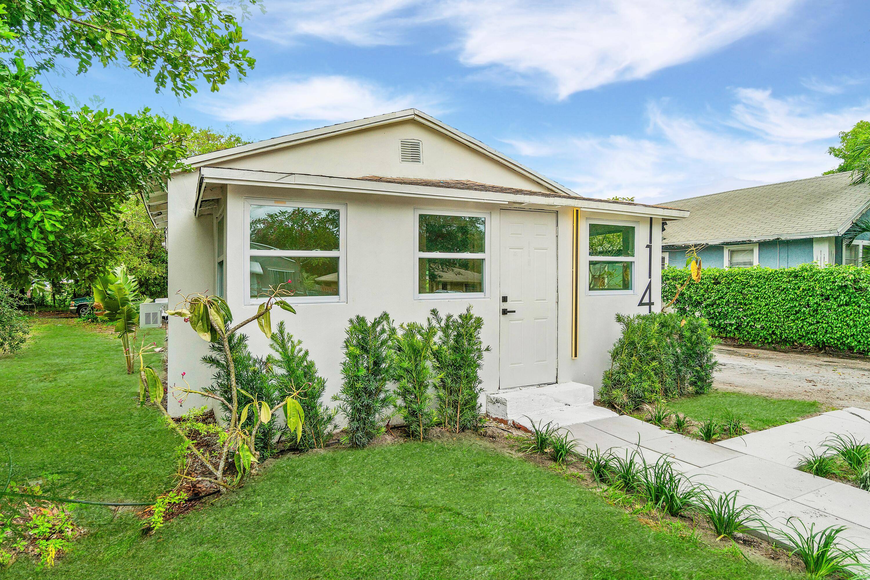 Fully updated 2 bed 1 bathroom home in the heart of Delray Beach.