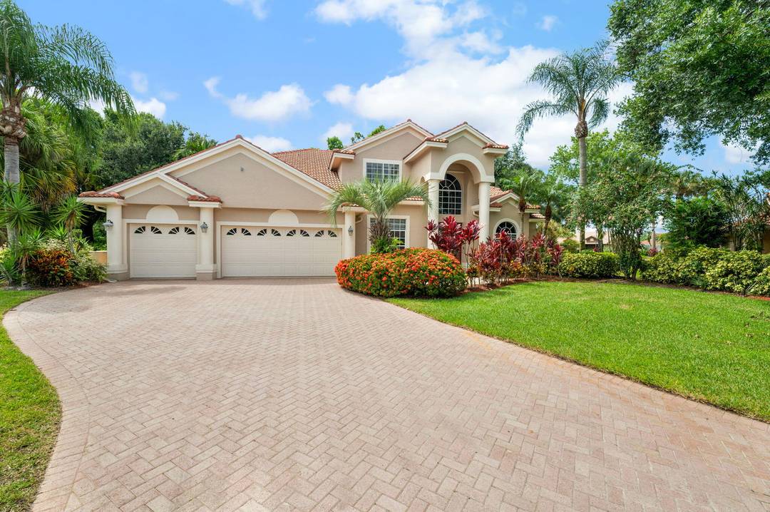 Beautiful 2 story home in the gated neighborhood of Country Club Estates of Port St.