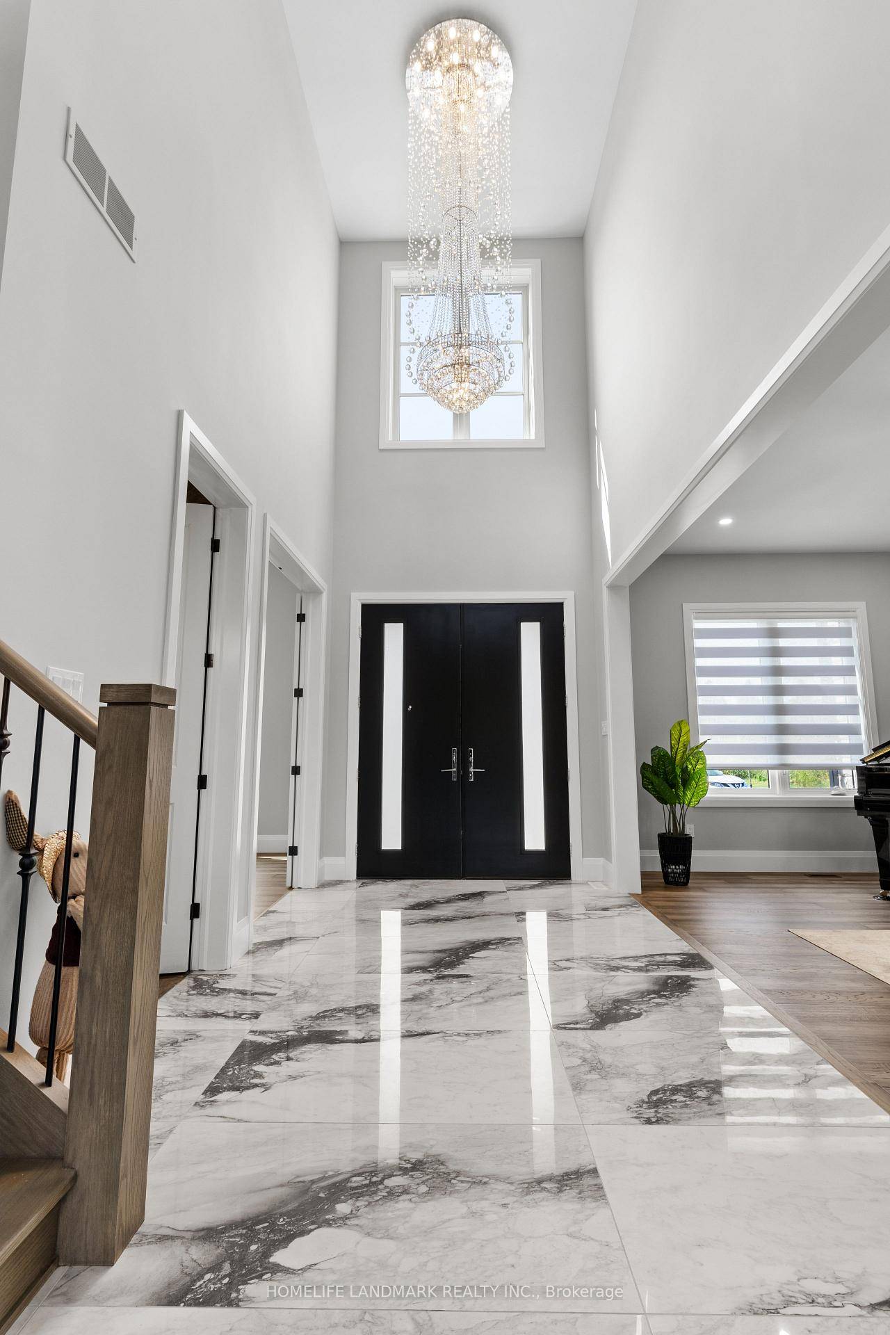 Sunningdale West, located in North London, is a luxurious neighborhood with an ideal location.