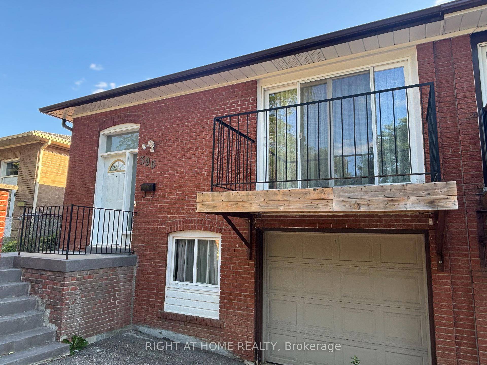 Main floor one bedroom in the prestigious Bayview Woods neighborhood of North York.