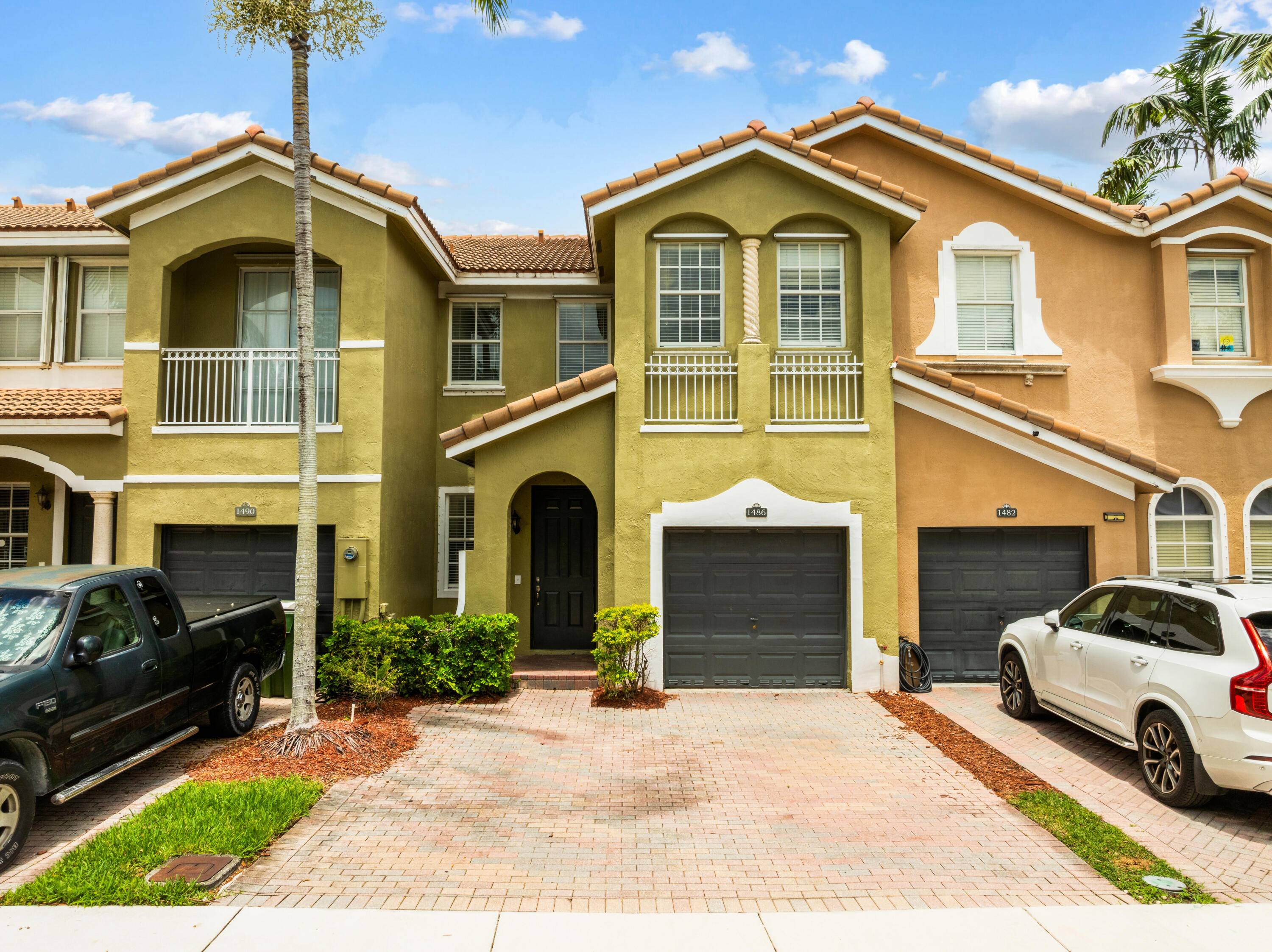 Lovely 3BD 2. 5BA townhome in gated Homestead community of Keys Garden Palm Breeze !