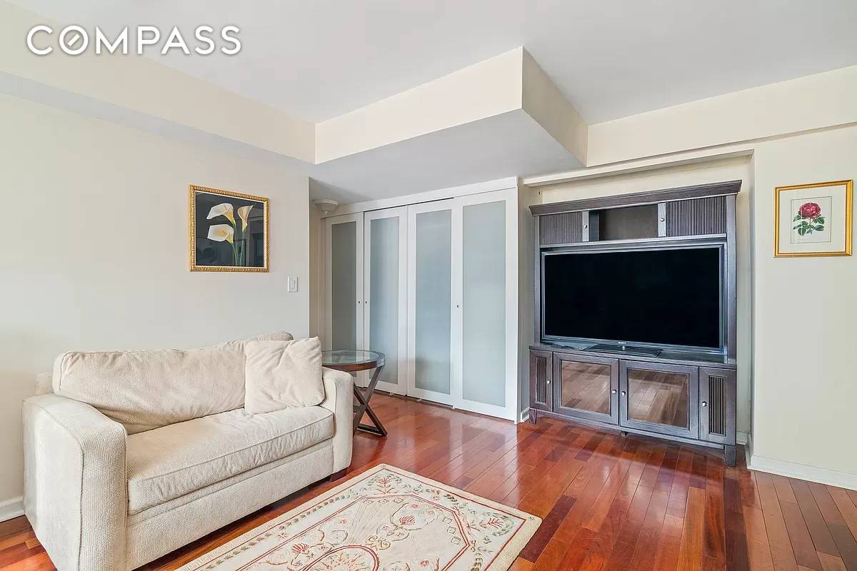Experience the prime Midtown East lifestyle at Gotham Towne House, located on 57th Street !