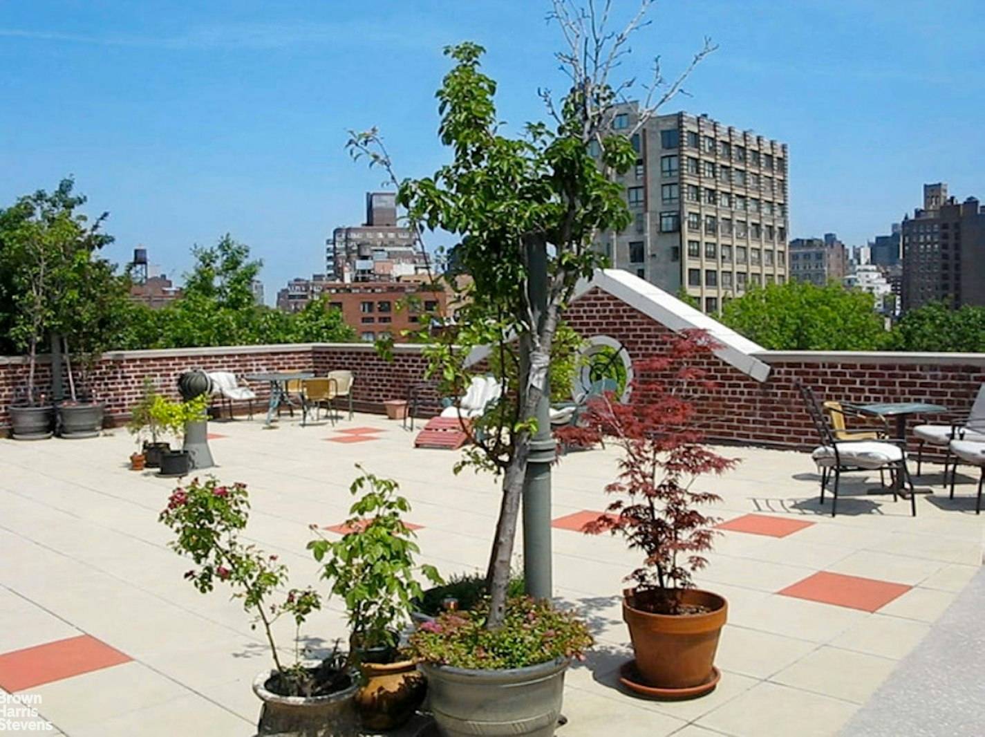 Corner one bedroom in a beautiful Art Deco prewar building on historic Minetta Lane, a quaint and peaceful enclave steps from some of the most dynamic and historic areas of ...
