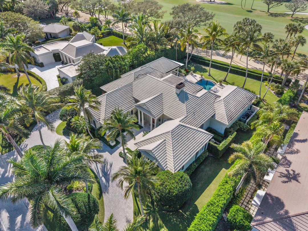This stunning golf course estate provides a 4 bedroom, 4.