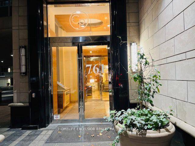 Spacious 1 1 Unit, Luxurious 'College Park' Condo, Direct Access To Subway, Very Convenient Location, Walking Distance To U Of T, Metropolitan U, Hospitals, Shopping, Great Facilities Including Indoor Swimming ...