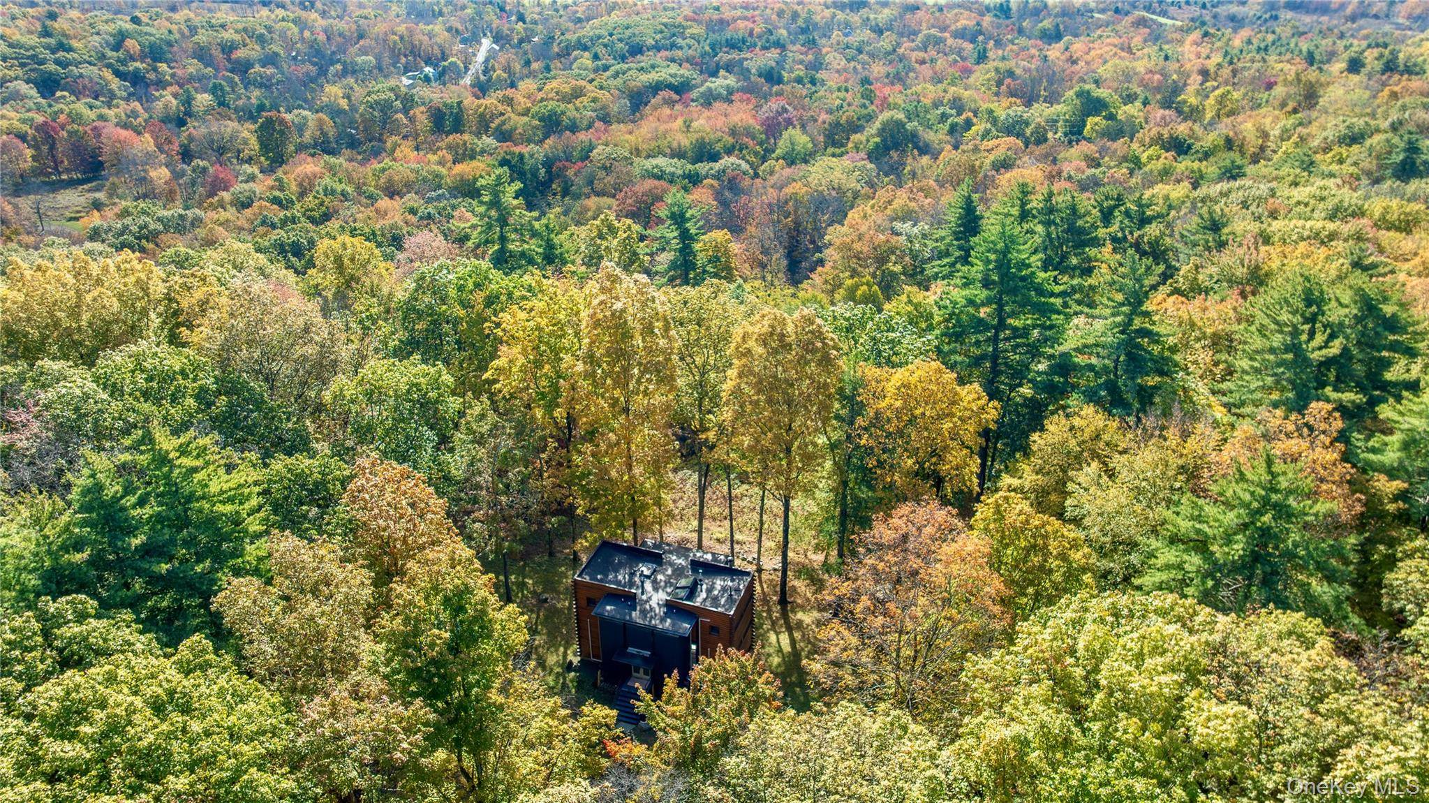Modern Loft Living in a Private Woodland Setting This striking glass and steel residence rises from the woods like a piece of sculpture, pairing industrial structure with natural form.