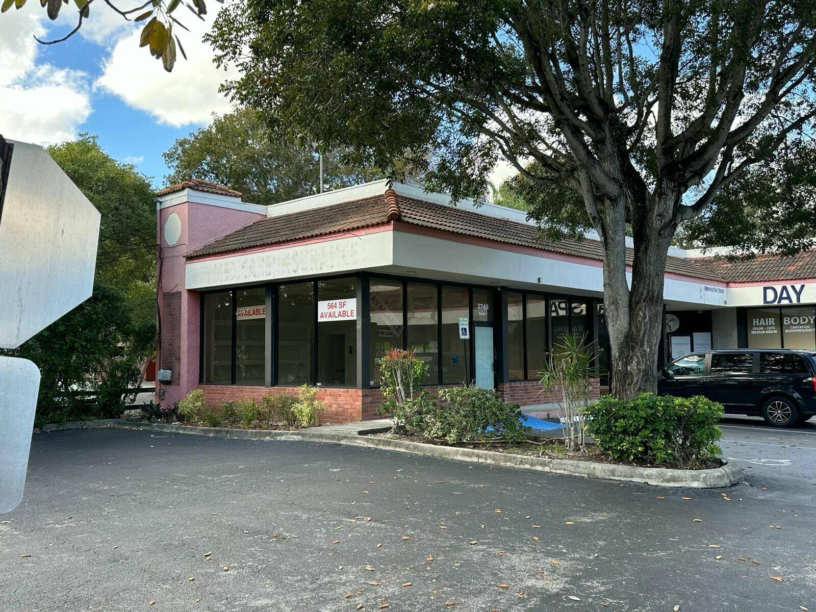 Store front available for rent, on Hillsboro Blvd.