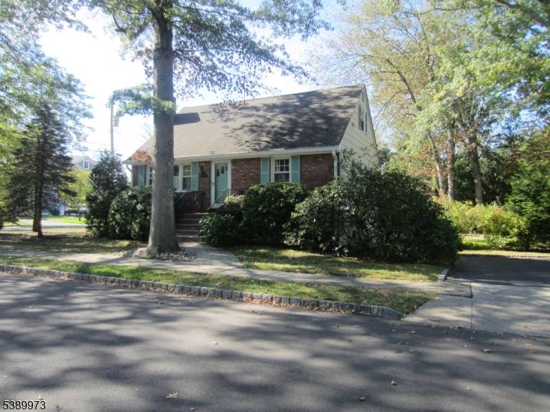 Charming Cape in the Heart of Chatham Borough !
