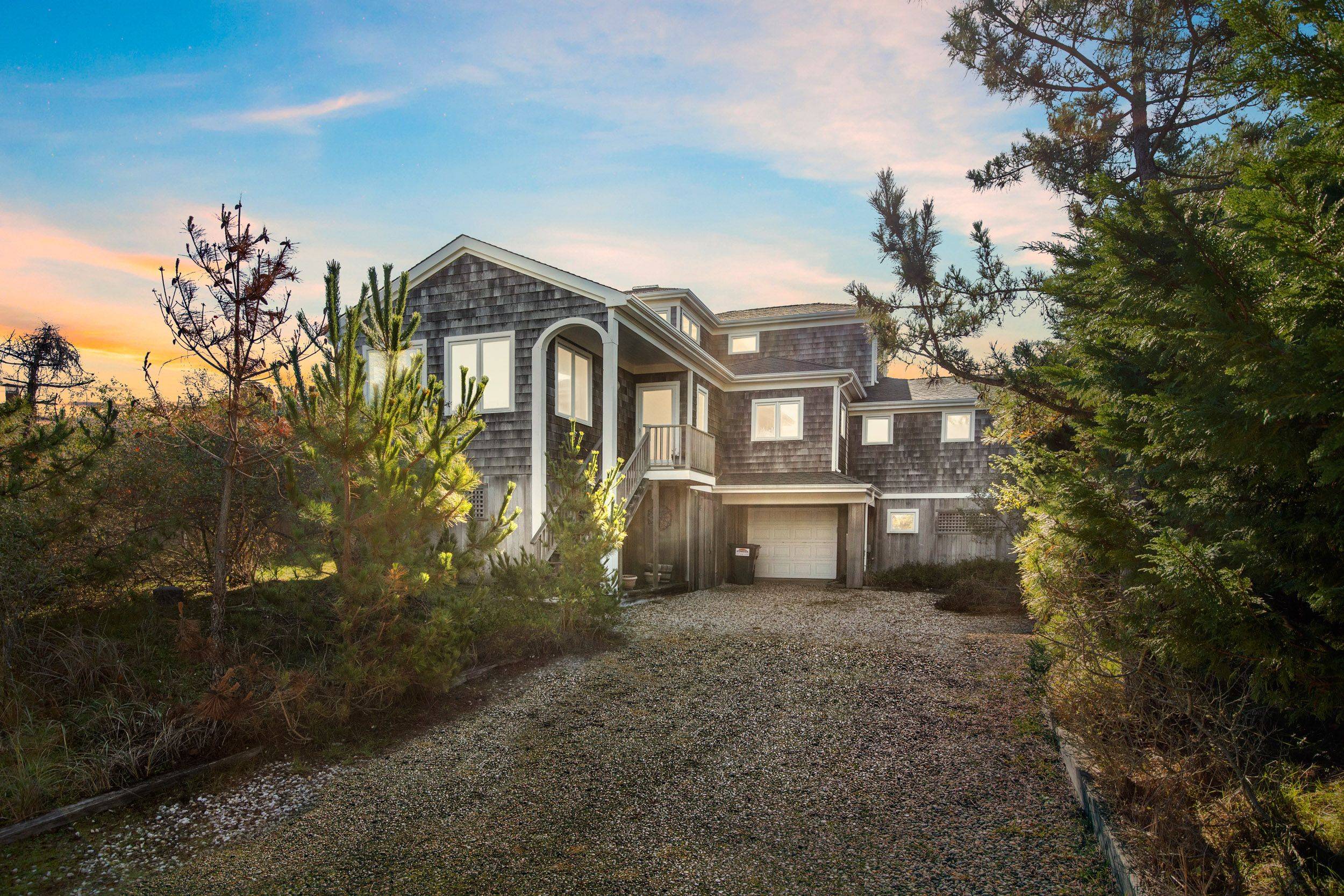 Rental Registration 18 217 Amazing views from this oceanfront Amagansett Dunes beach house with chef's kitchen, three bedrooms, den, including master with private deck, three full baths, living room with ...