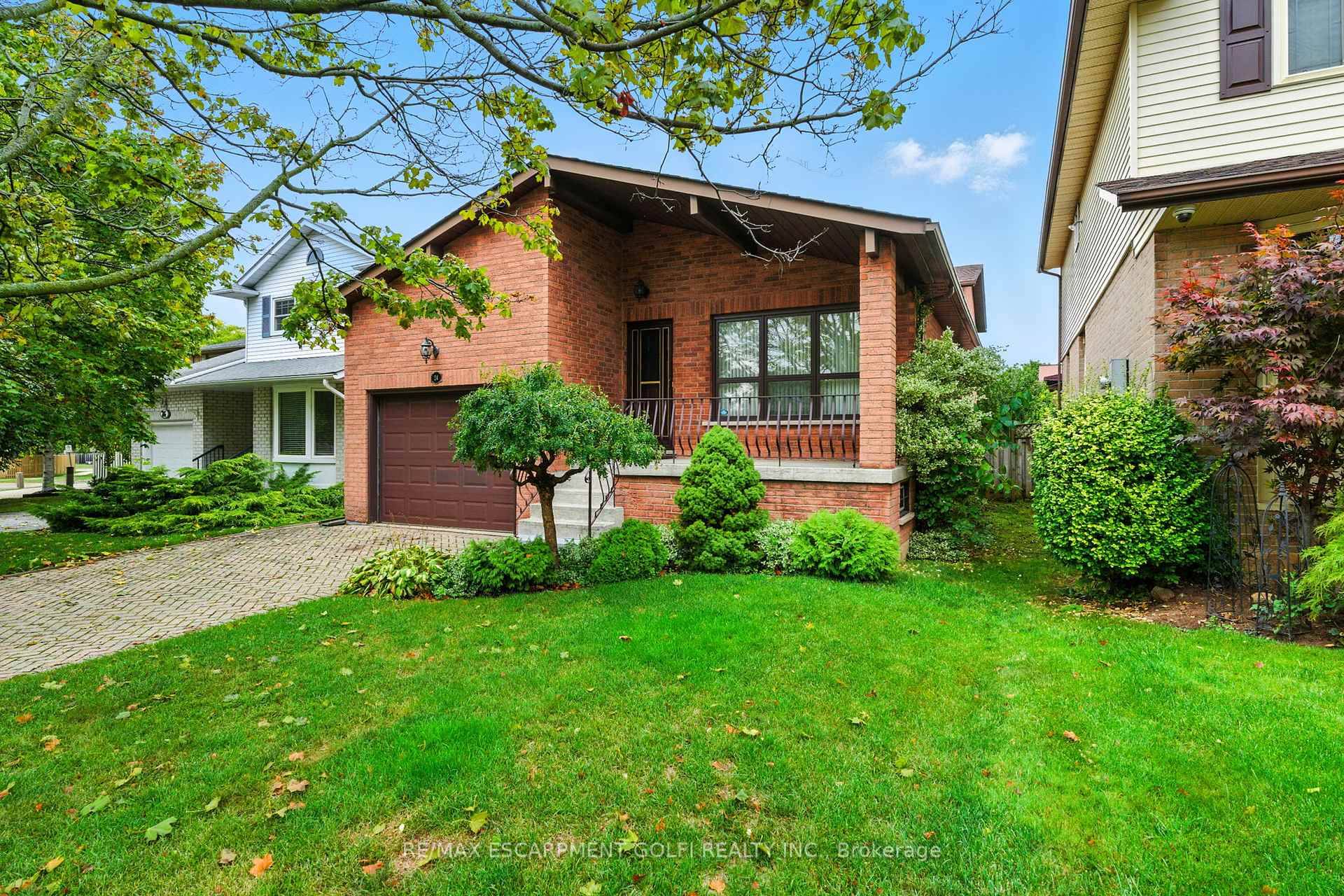 Lovingly maintained 4 level backsplit in the heart of Stoney Creek.