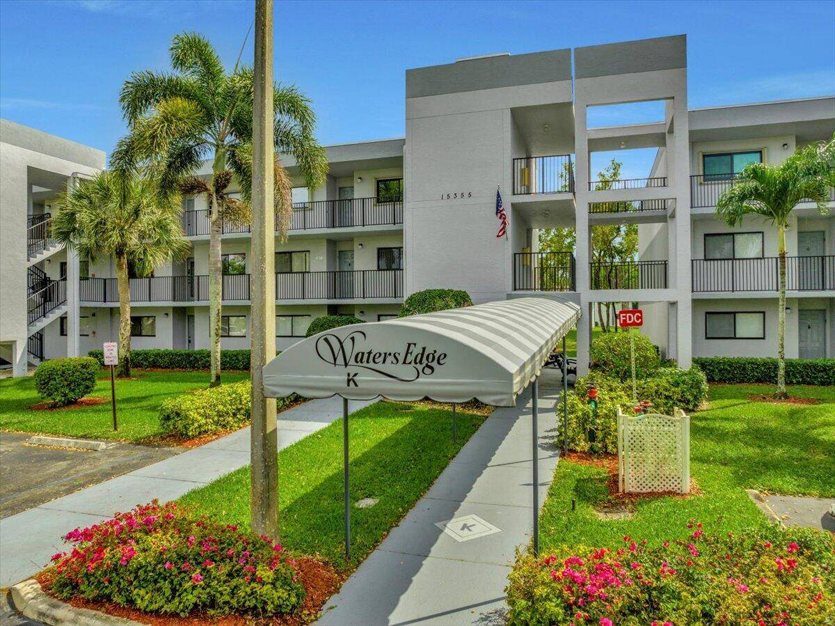 Bright Beautiful Condo in a Vibrant 55 Community !