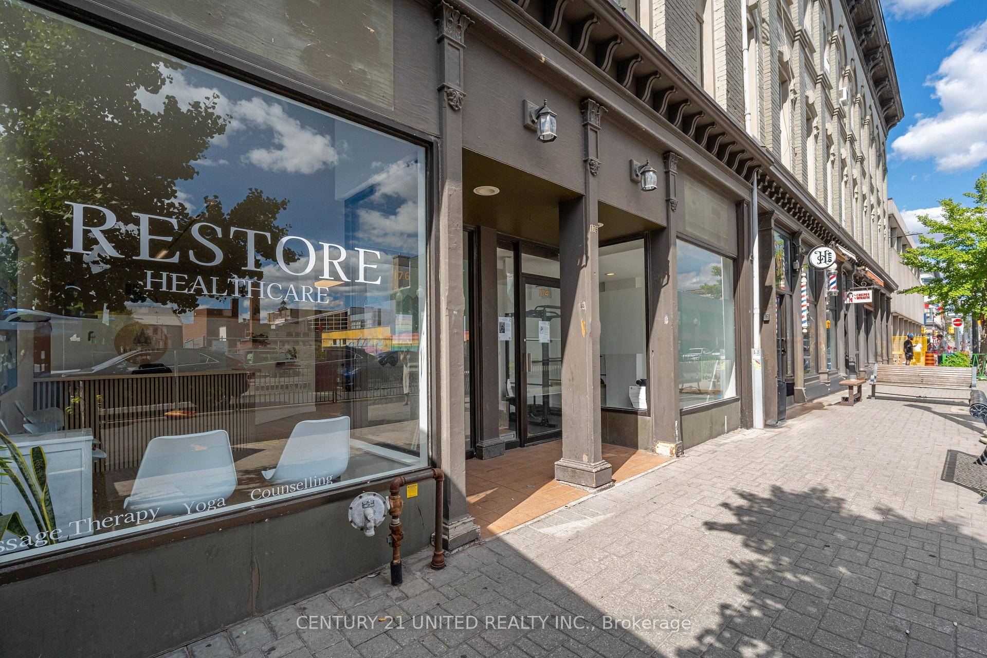 This charming 1 bedroom apartment in the heart of Downtown !