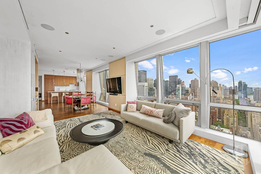 Back on the market ! This rare corner combination two bedroom residence offers panoramic city views through 15 oversized windows and boasts a renovation by one of New York's top ...