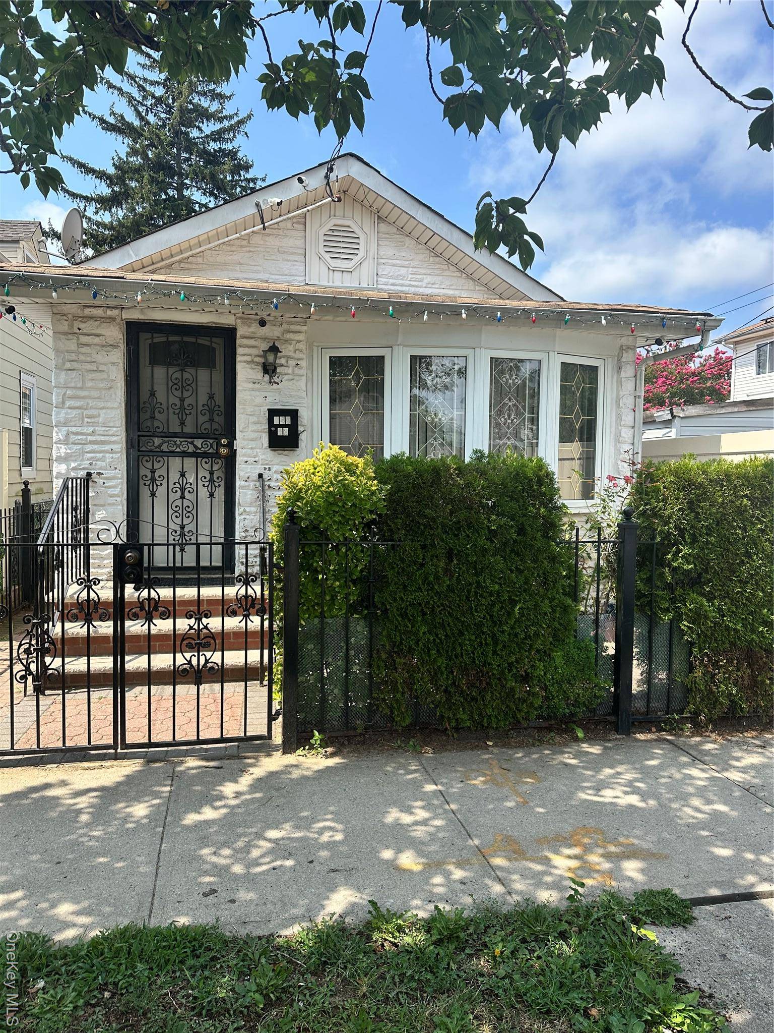 What a deal at a wonderful discounted price for the area, sure it needs a little TLC but once restored you have a beauty.