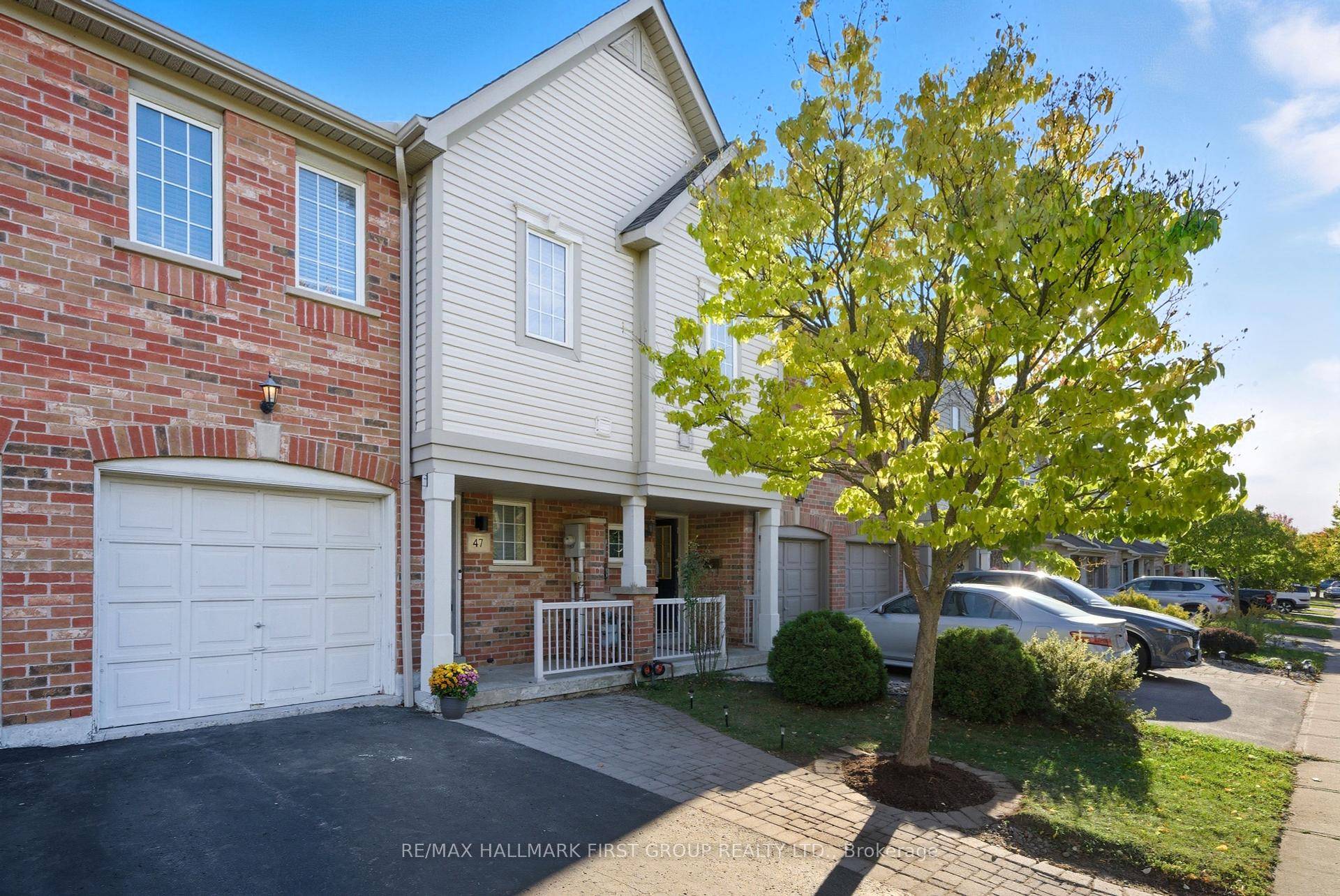 Freehold Living With No Maintenance Fees !