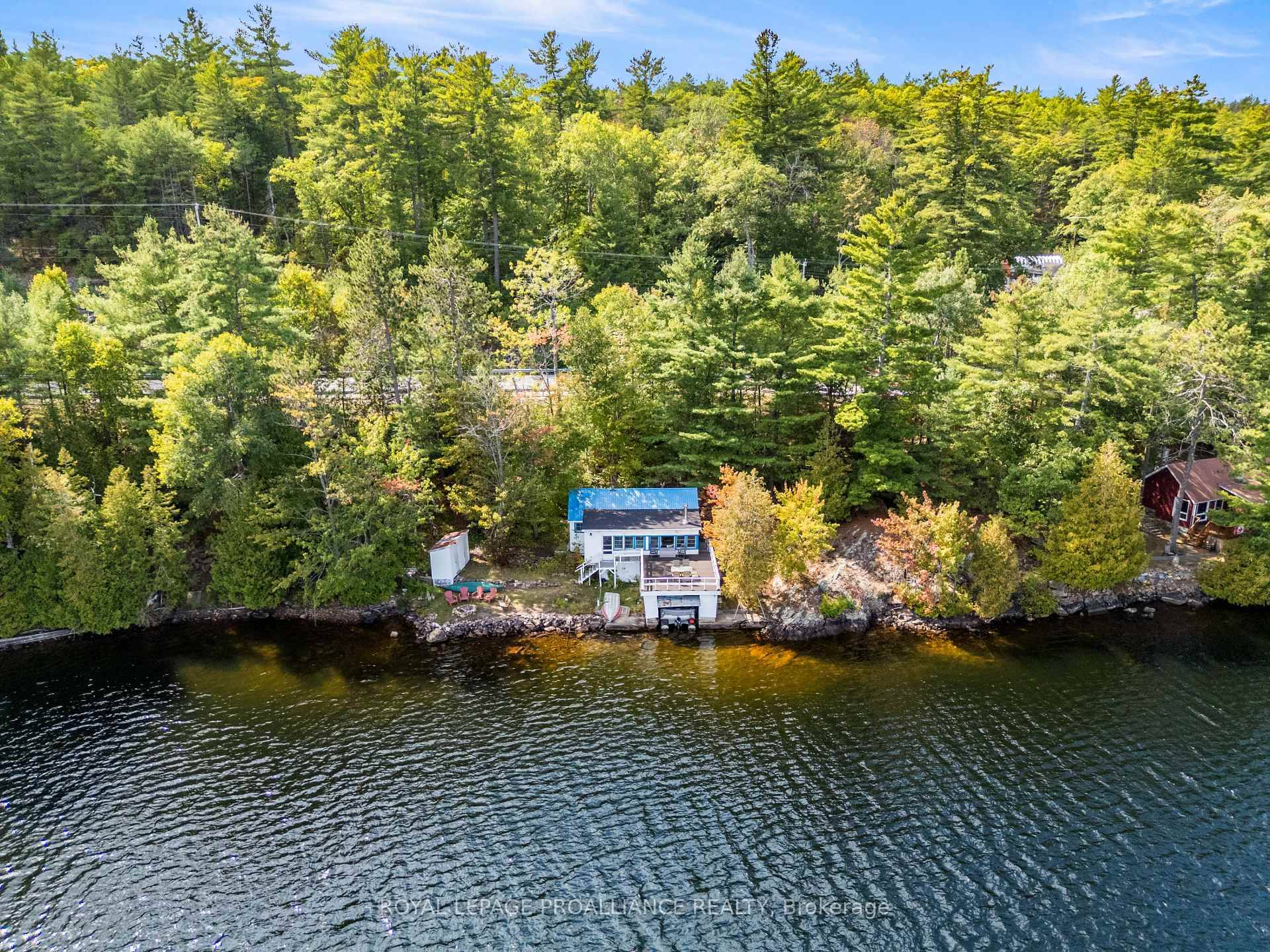 MAZINAW LAKE WATERFRONT COTTAGE WITH BOATHOUSE !