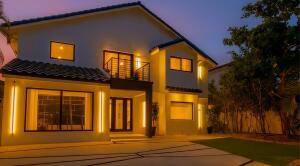 Modern Coastal Elegance in the Heart of Fort Lauderdale Beach !