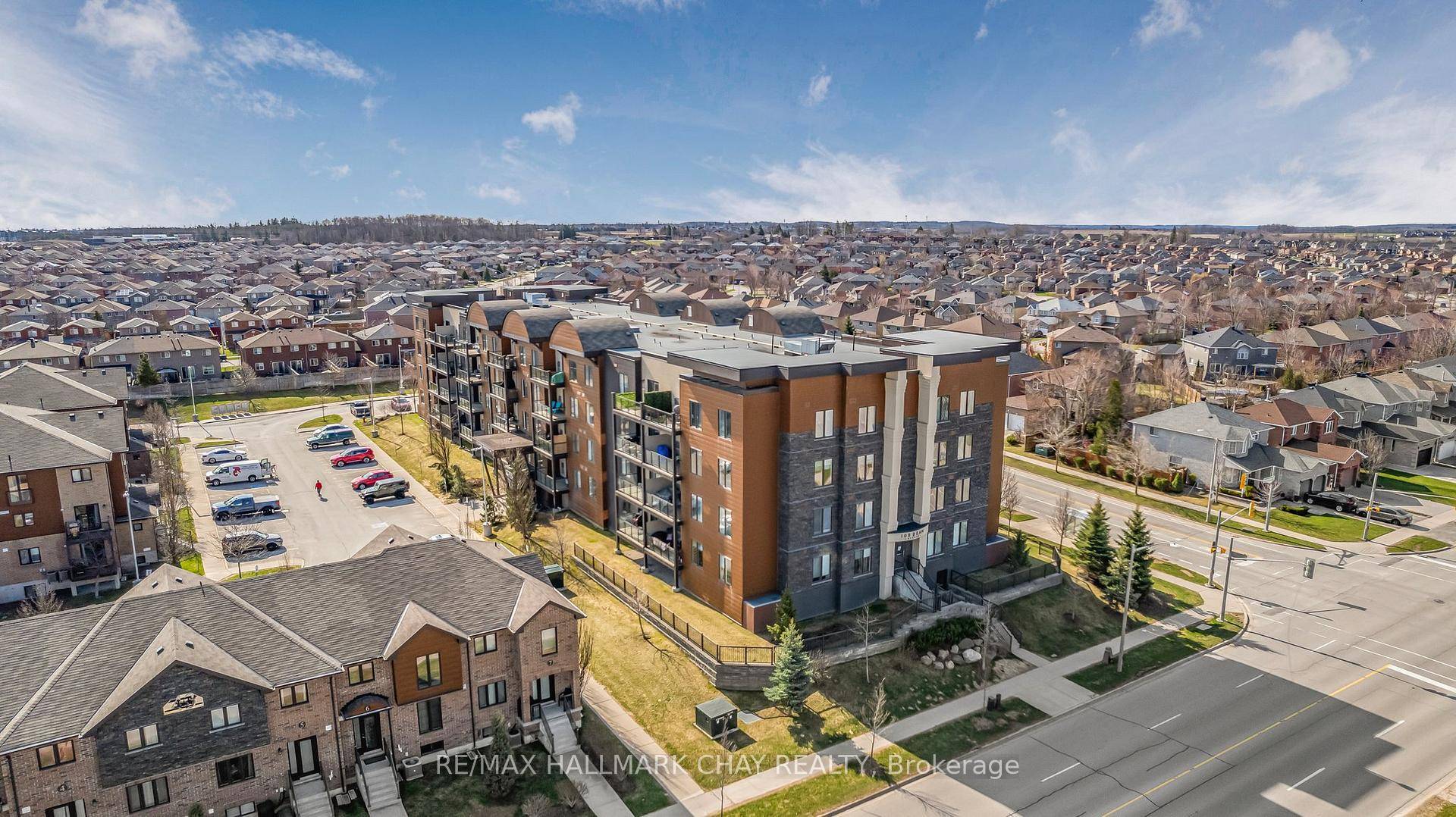 Barrie Condo Corner presents A spacious 2 bedroom den, 2 bathroom Condo at Yonge Station Condominiums ; a prime South Barrie Location !