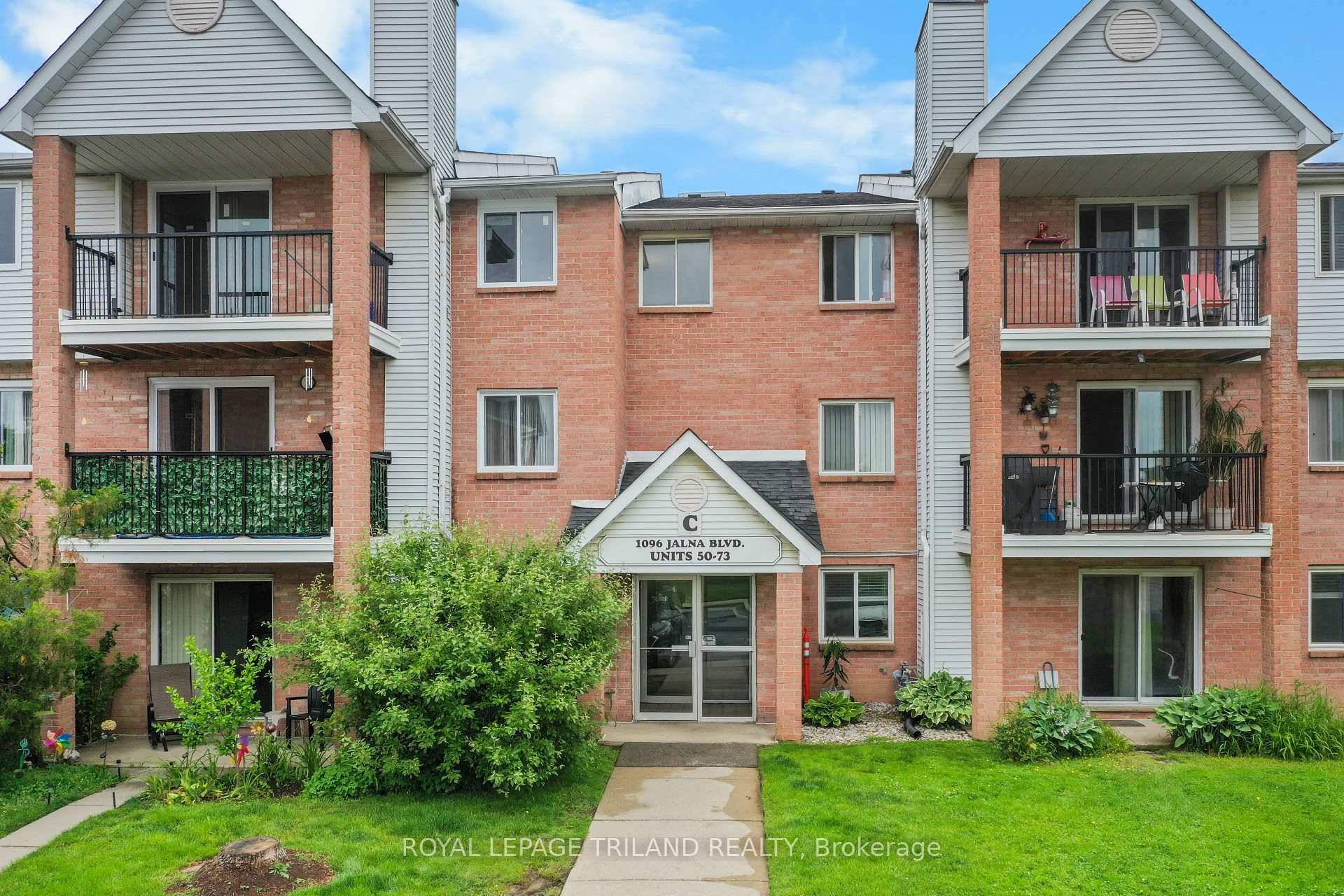Spacious and beautifully updated three bedroom, two bathroom condo located in a family oriented complex directly across from London's largest mall, White Oaks Shopping Centre.