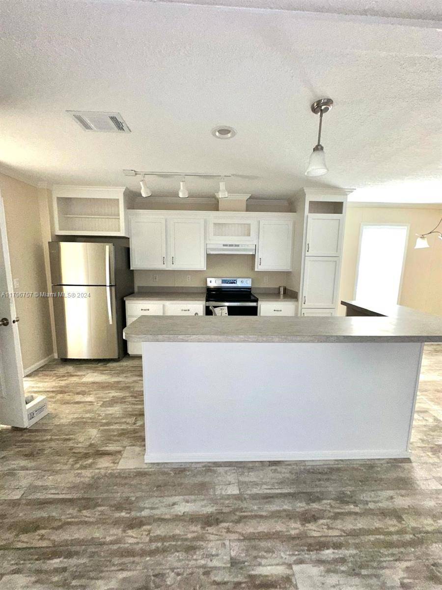 Spectacular brand new mobile home, 4 bedrooms and 2 bathrooms, All age groups are WELCOME !