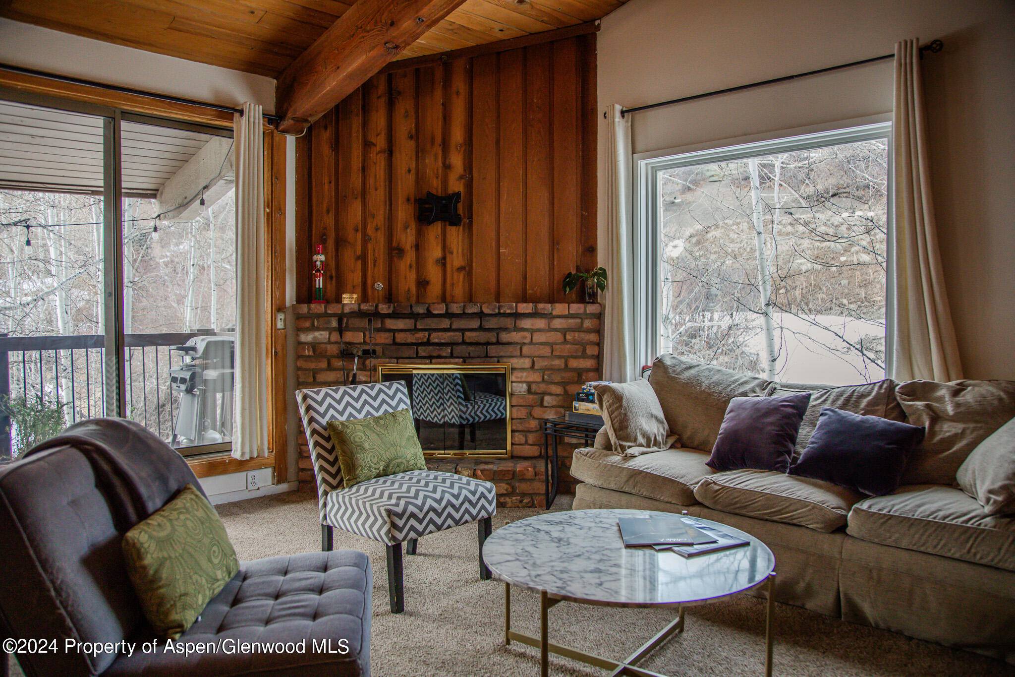 Discover an incredible opportunity to own a piece of Snowmass Village with this 2 bedroom, 2 bathroom condo, boasting a generous 912 square feet of living space.