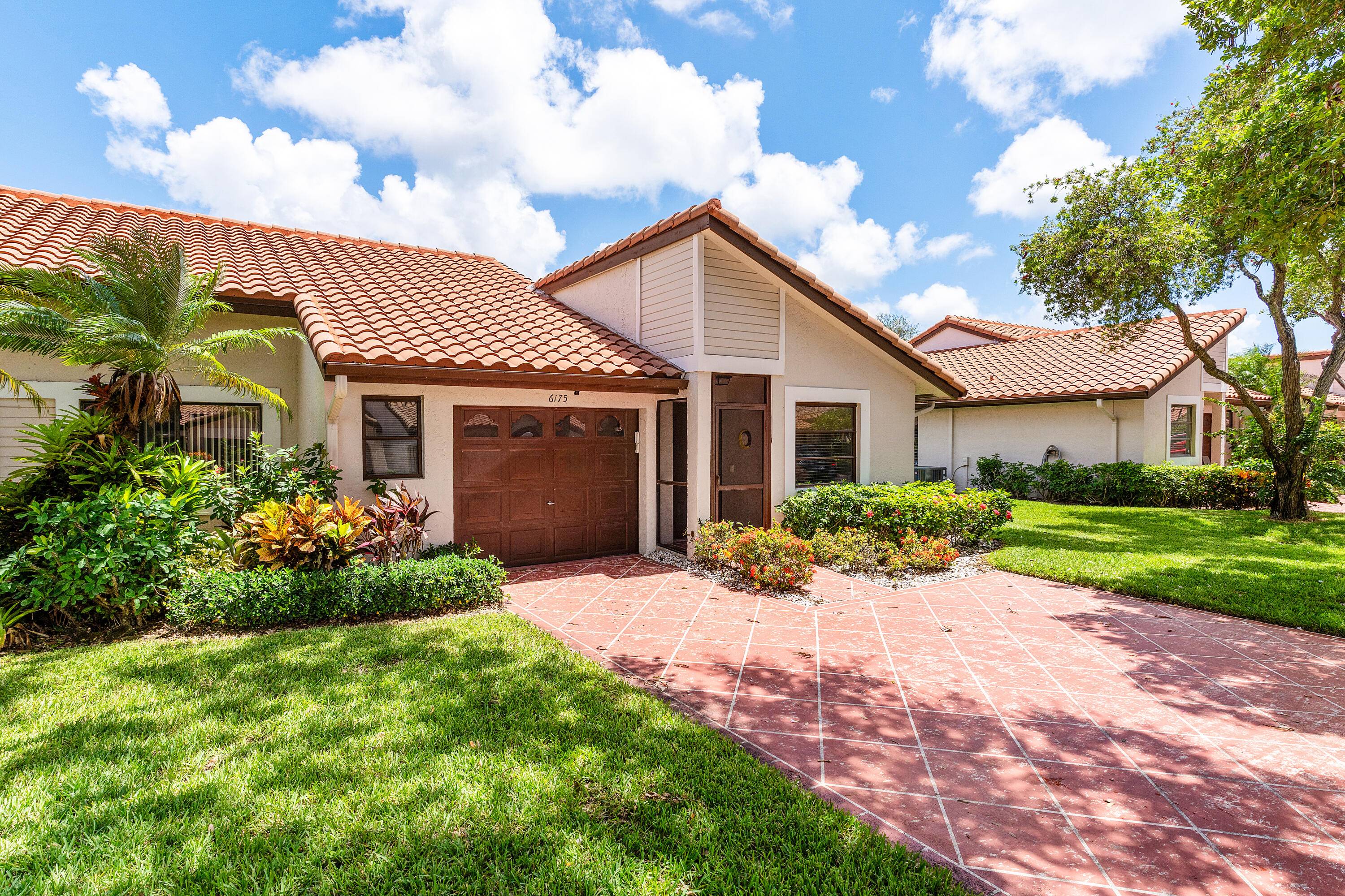 Stunning, Fully Renovated Villa in Huntington Pointe.