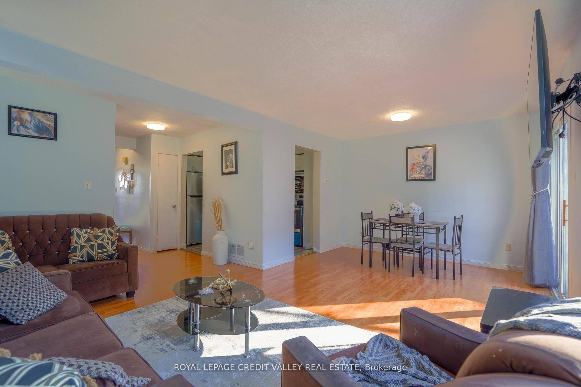 Beautiful Corner Townhouse in Prime Location !