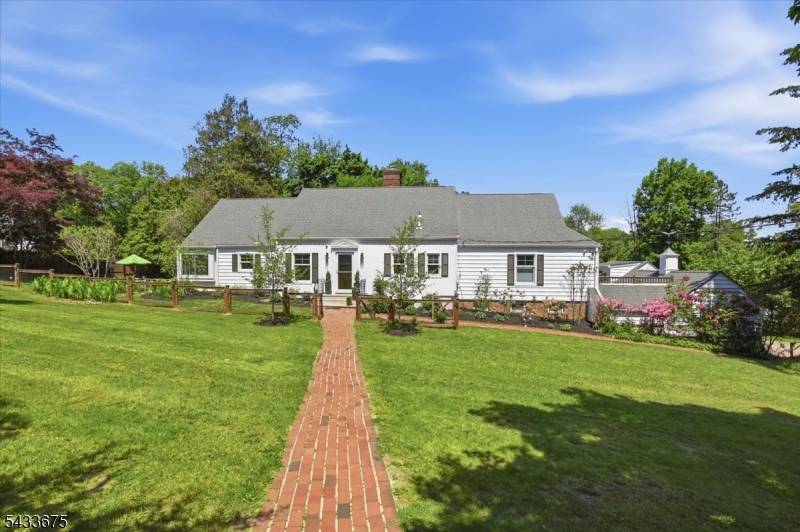 Perfectly situated in one of Morris Twp's most desirable locations, this one of a kind 6 bed 4.